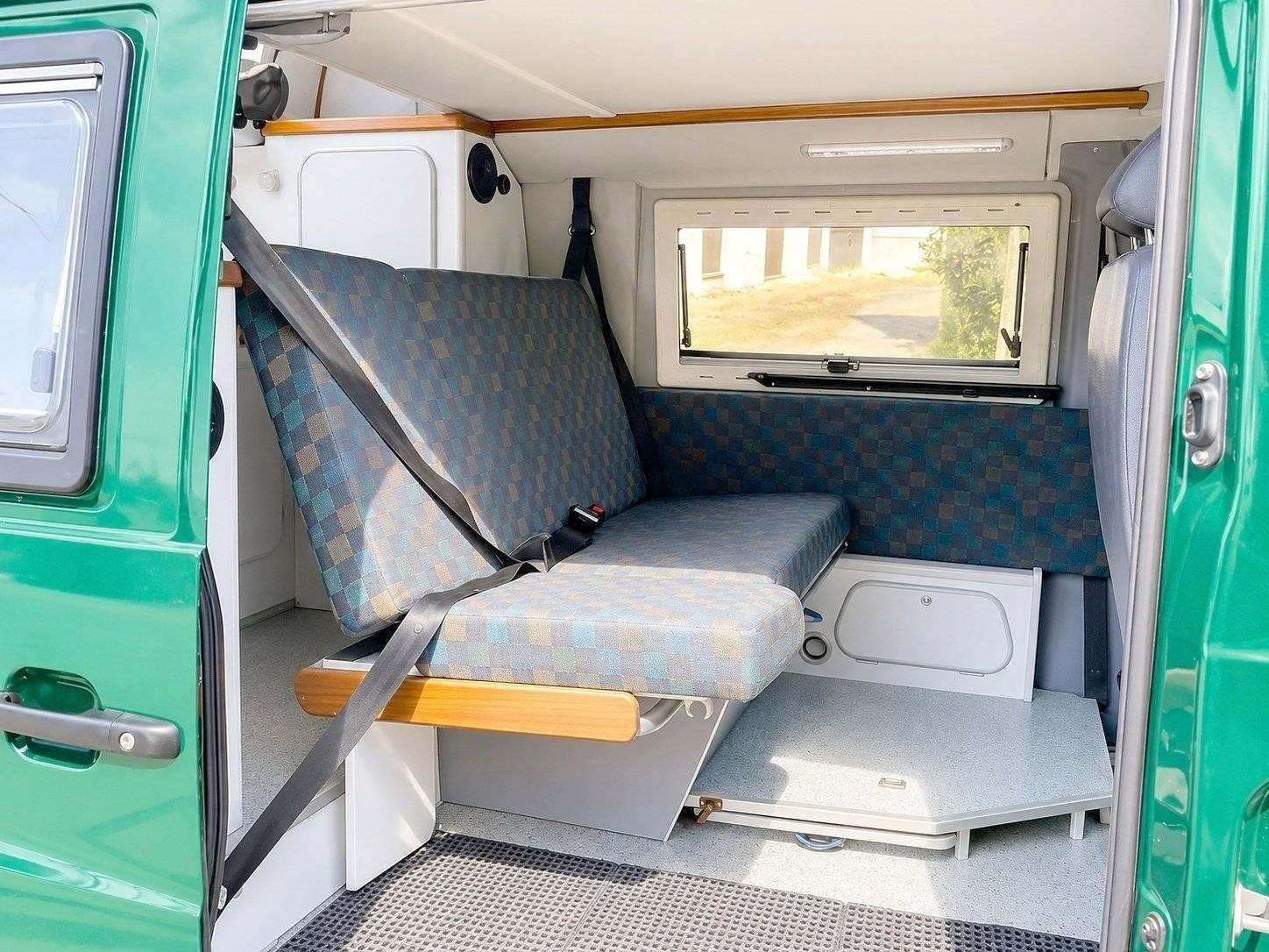 Berth Mercedes Vito 112 cdi - Yescapa