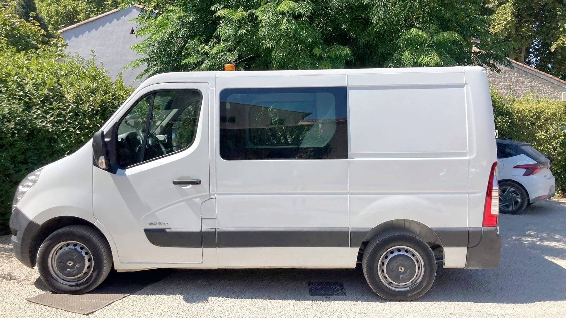 schräge Vorderansicht Renault Master 2,3 l 150 ch - Yescapa