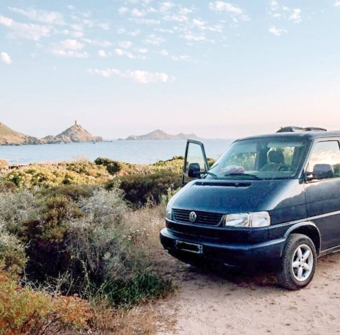 Front view from 3/4 Volkswagen Transporter - Yescapa