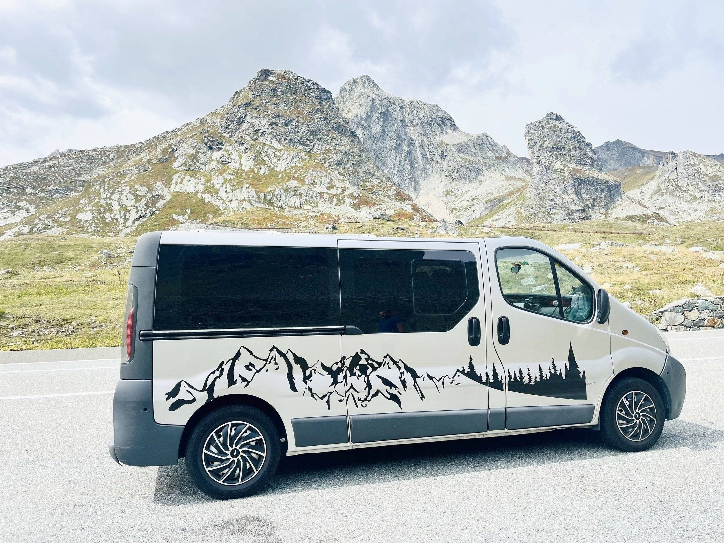 Front view from 3/4 Opel Vivaro 1,9 CDTI 100ch - Yescapa