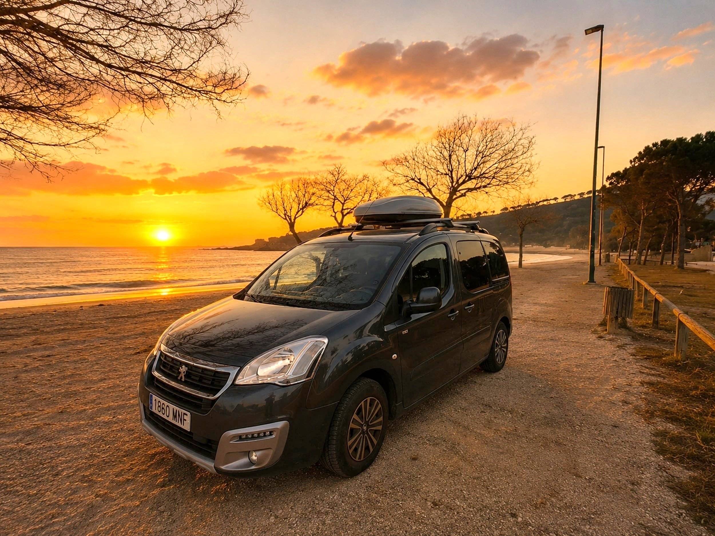 schräge Vorderansicht Peugeot Partner - Yescapa