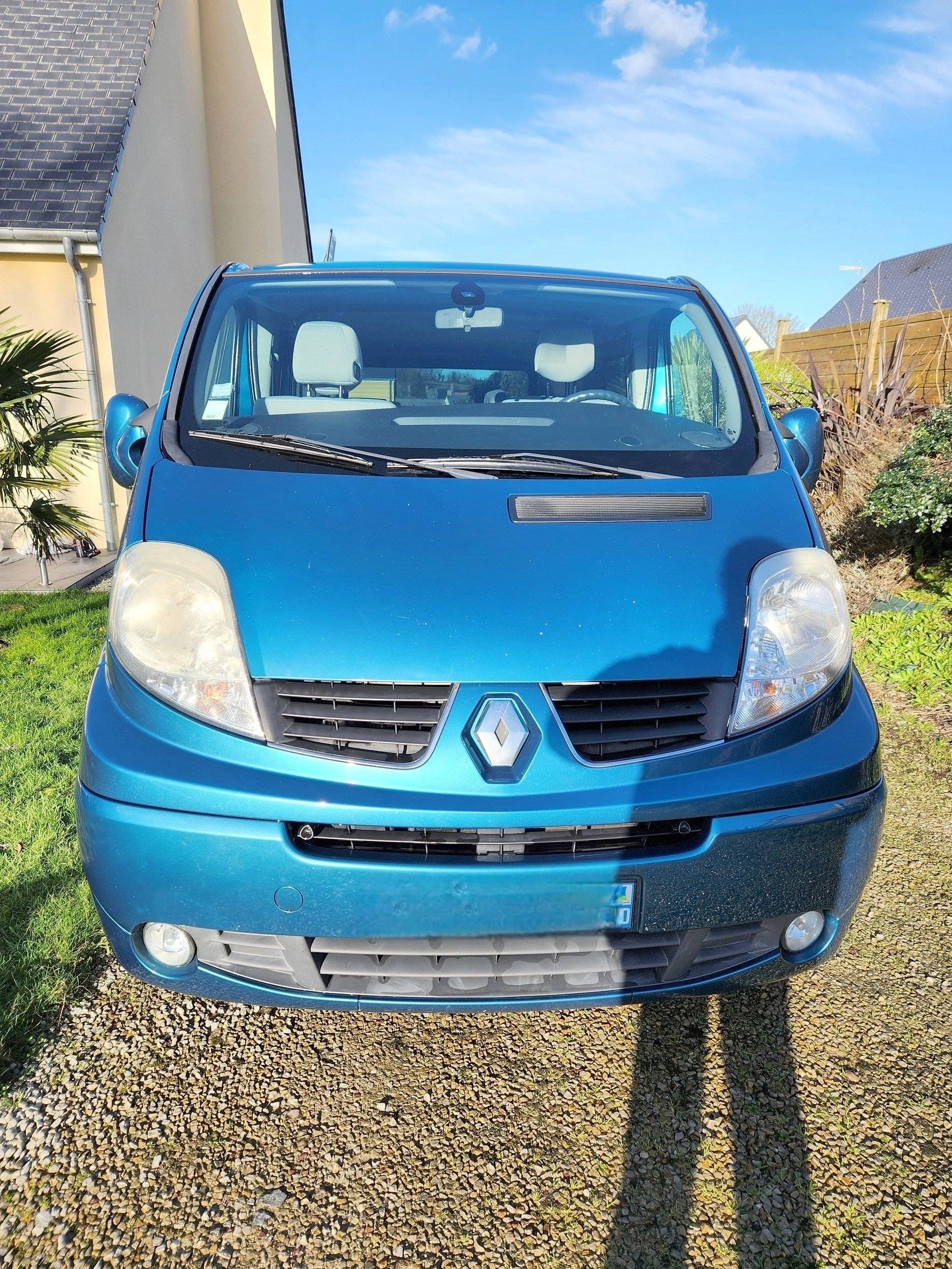 Front view from 3/4 Renault - Yescapa