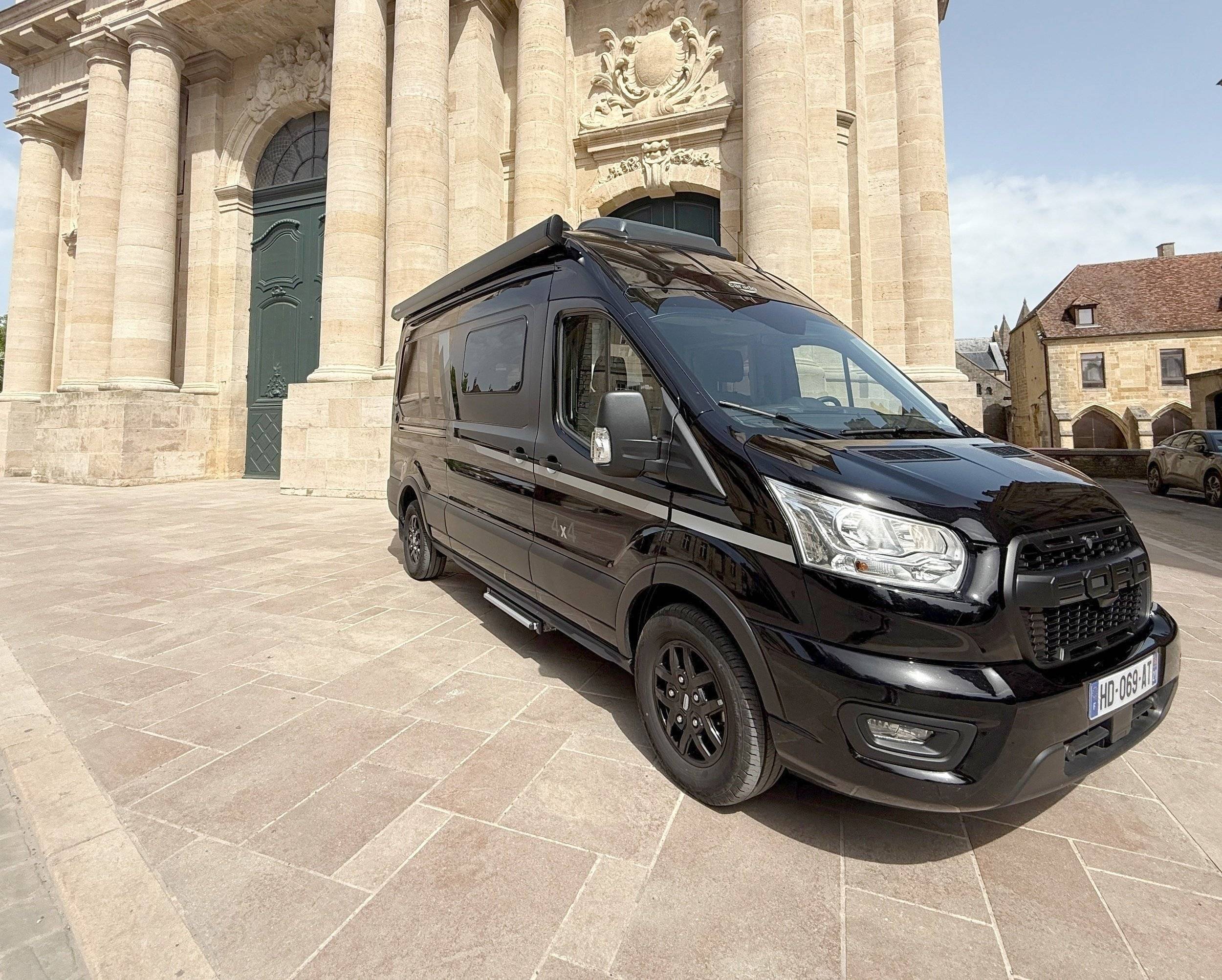 schräge Vorderansicht Ford transit 185ch - Yescapa