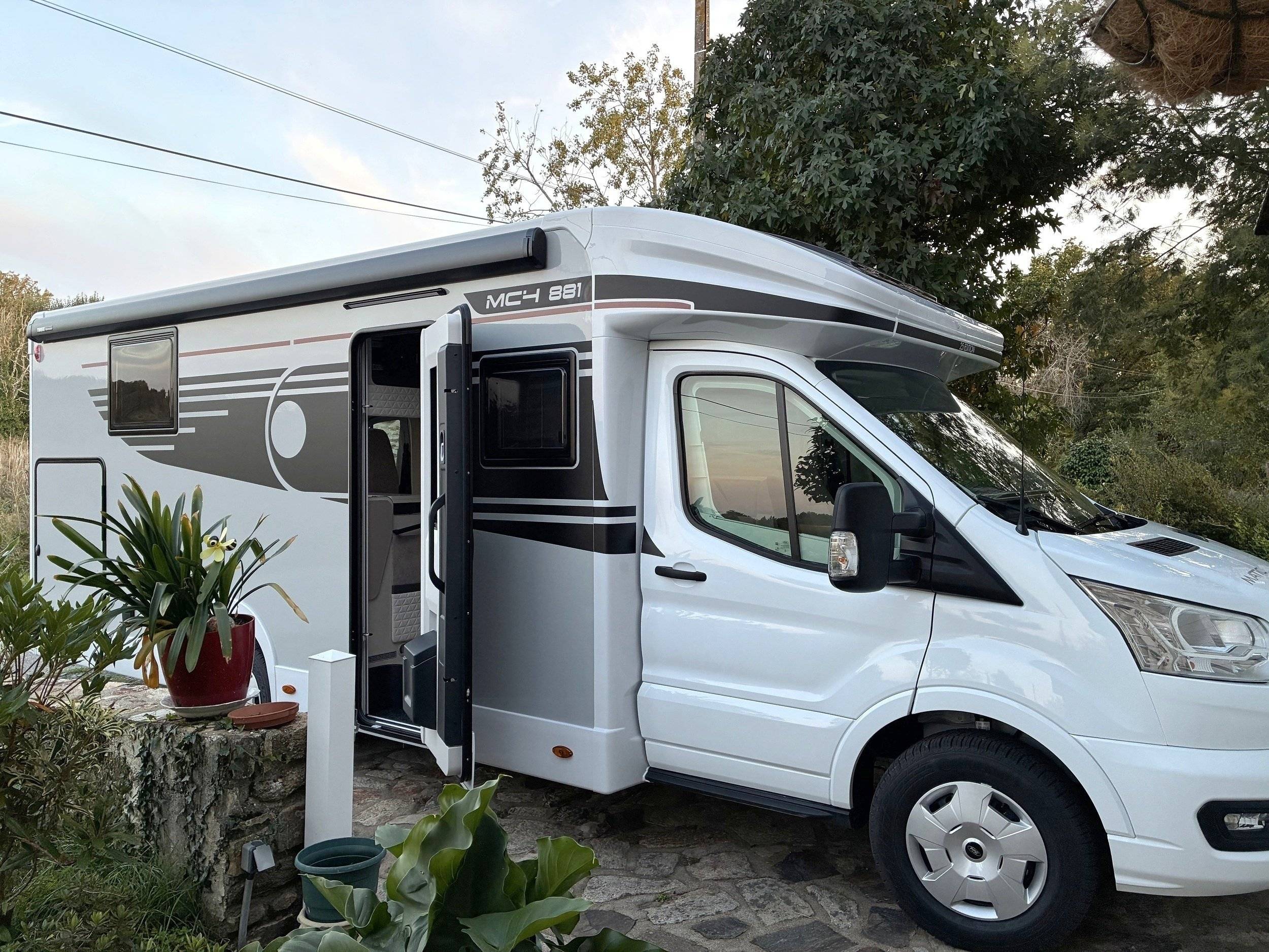 Vista frontale a ¾ Ford Transit 155 ch - Yescapa