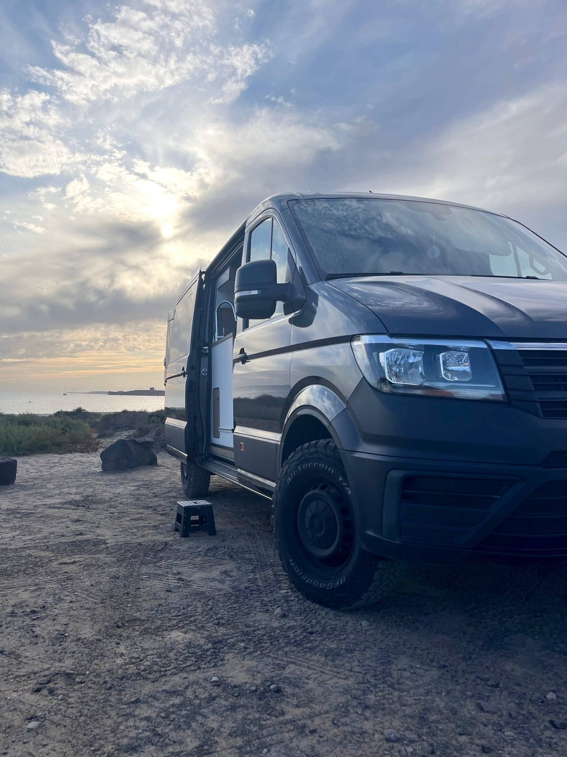 Front view from 3/4 Volkswagen Crafter 2,0 l 140 - Yescapa