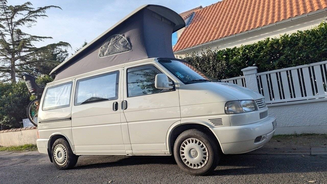 schräge Vorderansicht Volkswagen VOLKSWAGEN CALIFORNIA - Yescapa