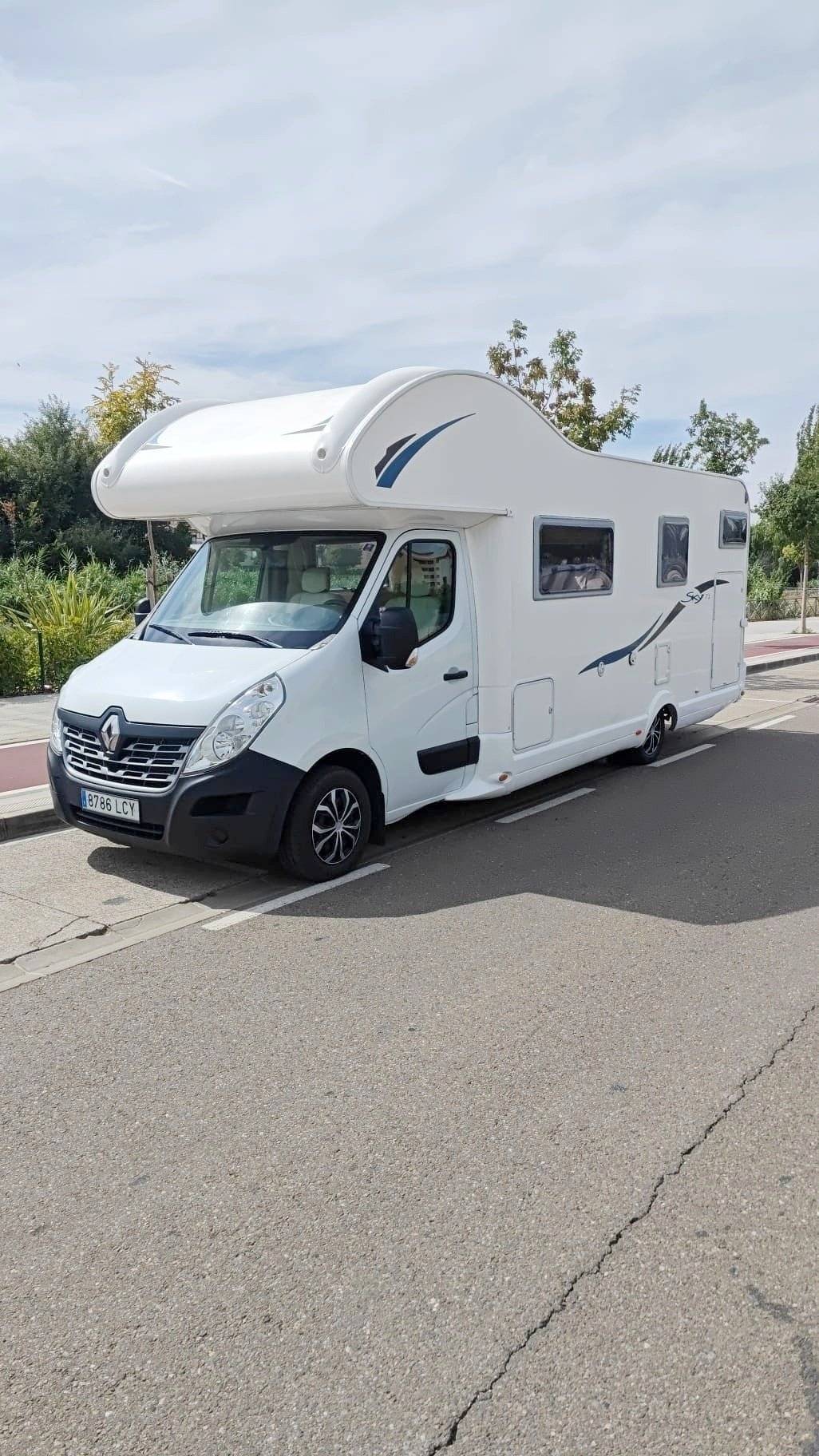 Front view from 3/4  - Yescapa