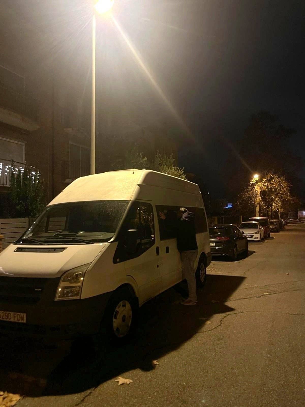 schräge Vorderansicht Ford T350 - Yescapa