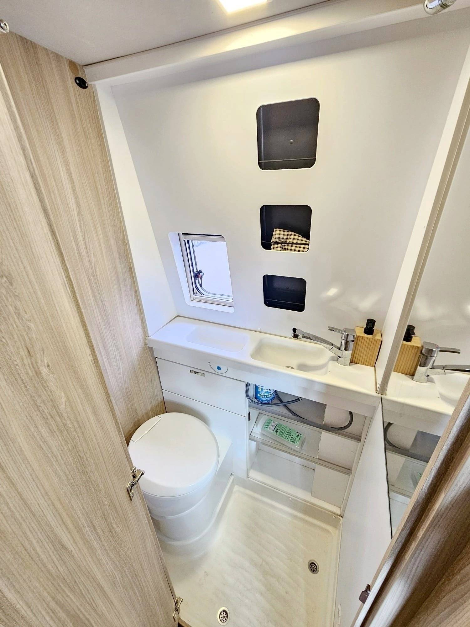 Weinsberg Carabus 600K (4 Plazas Viajar / 5 Dormir)