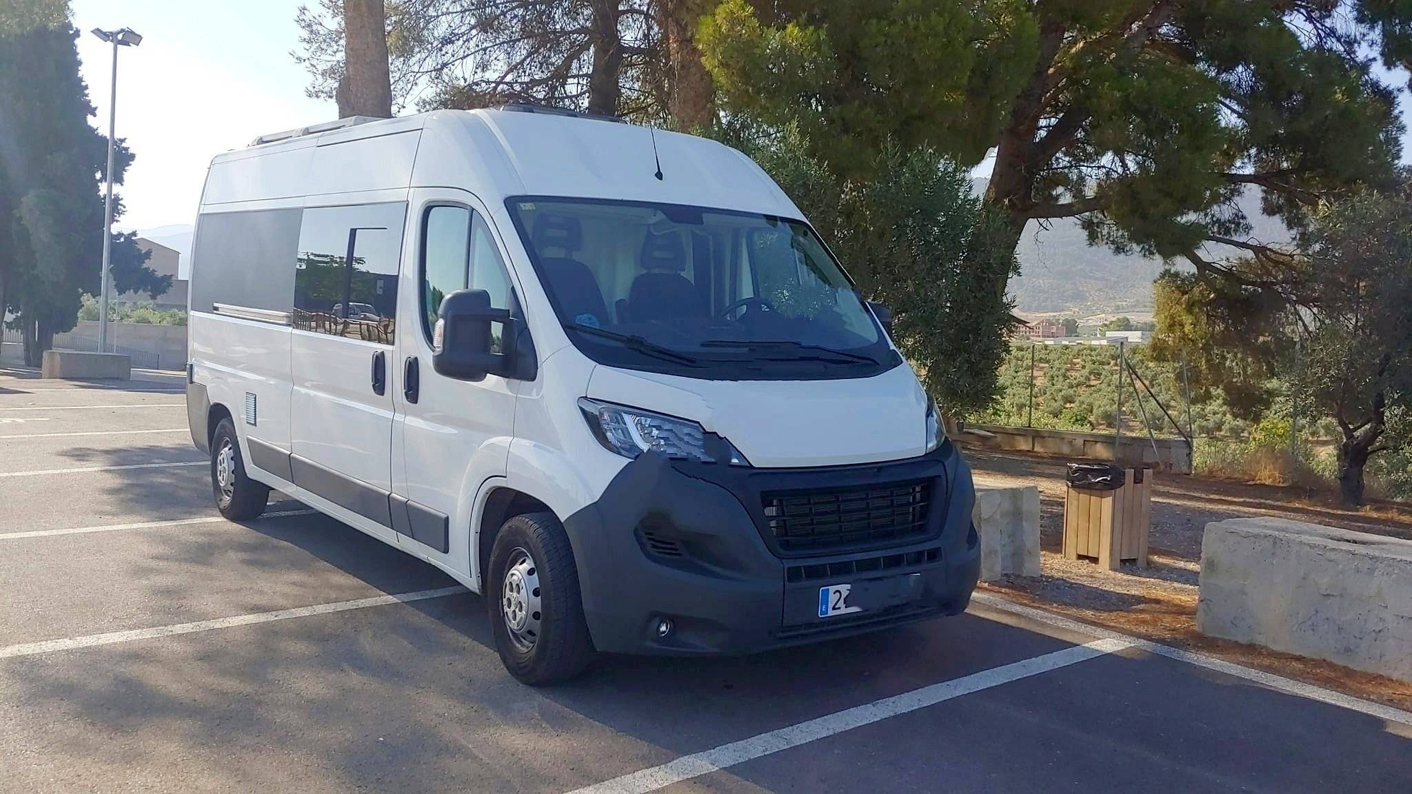 Front view from 3/4 Peugeot Boxer 2,0 l 130 ch - Yescapa