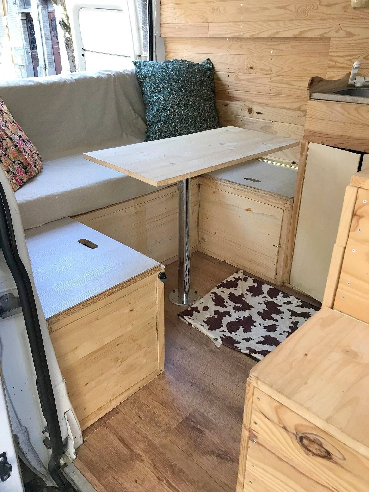 Dining Area Ford ford transit - Yescapa