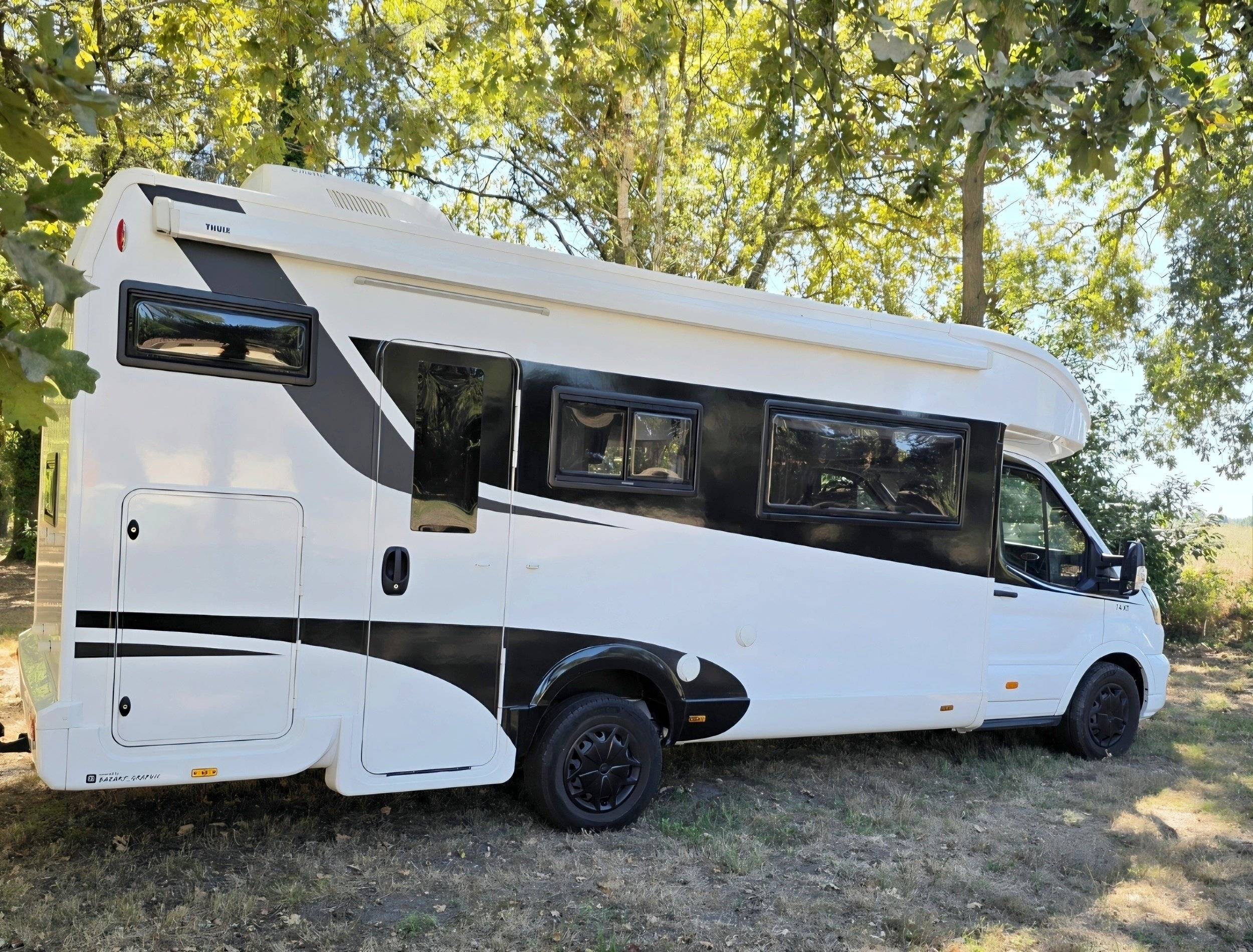 Front view from 3/4 Ford - Yescapa