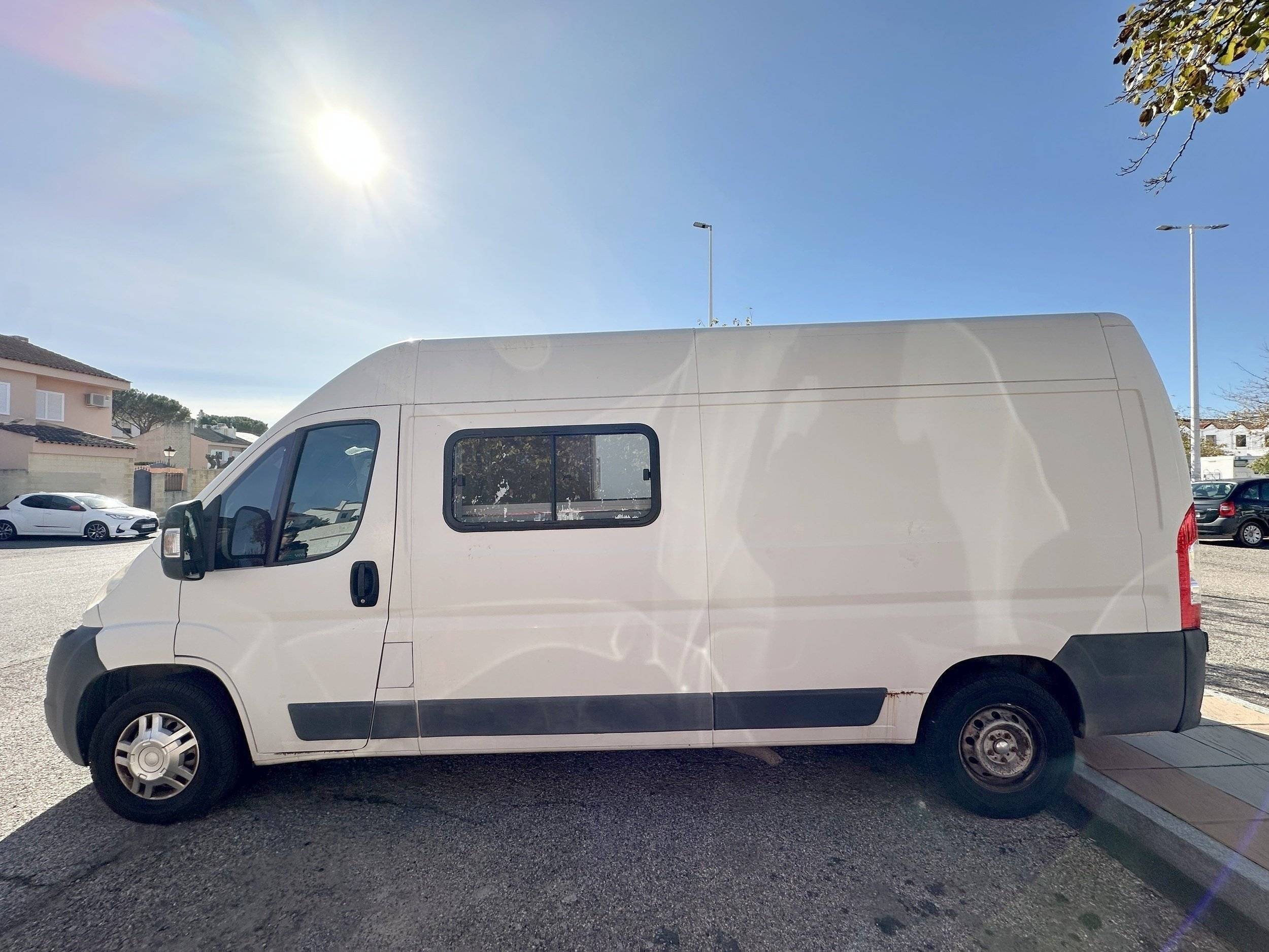 Front view from 3/4 Peugeot - Yescapa