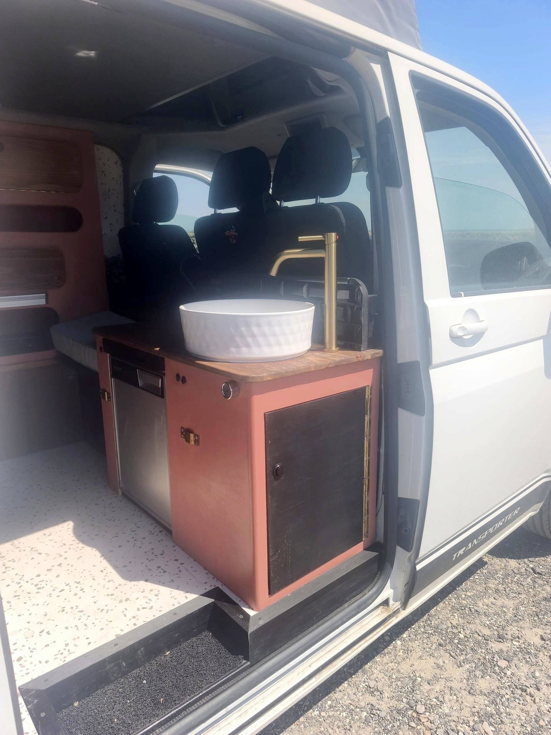 Área de jantar Volkswagen T6 2,0 l TDI 150 ch - Yescapa
