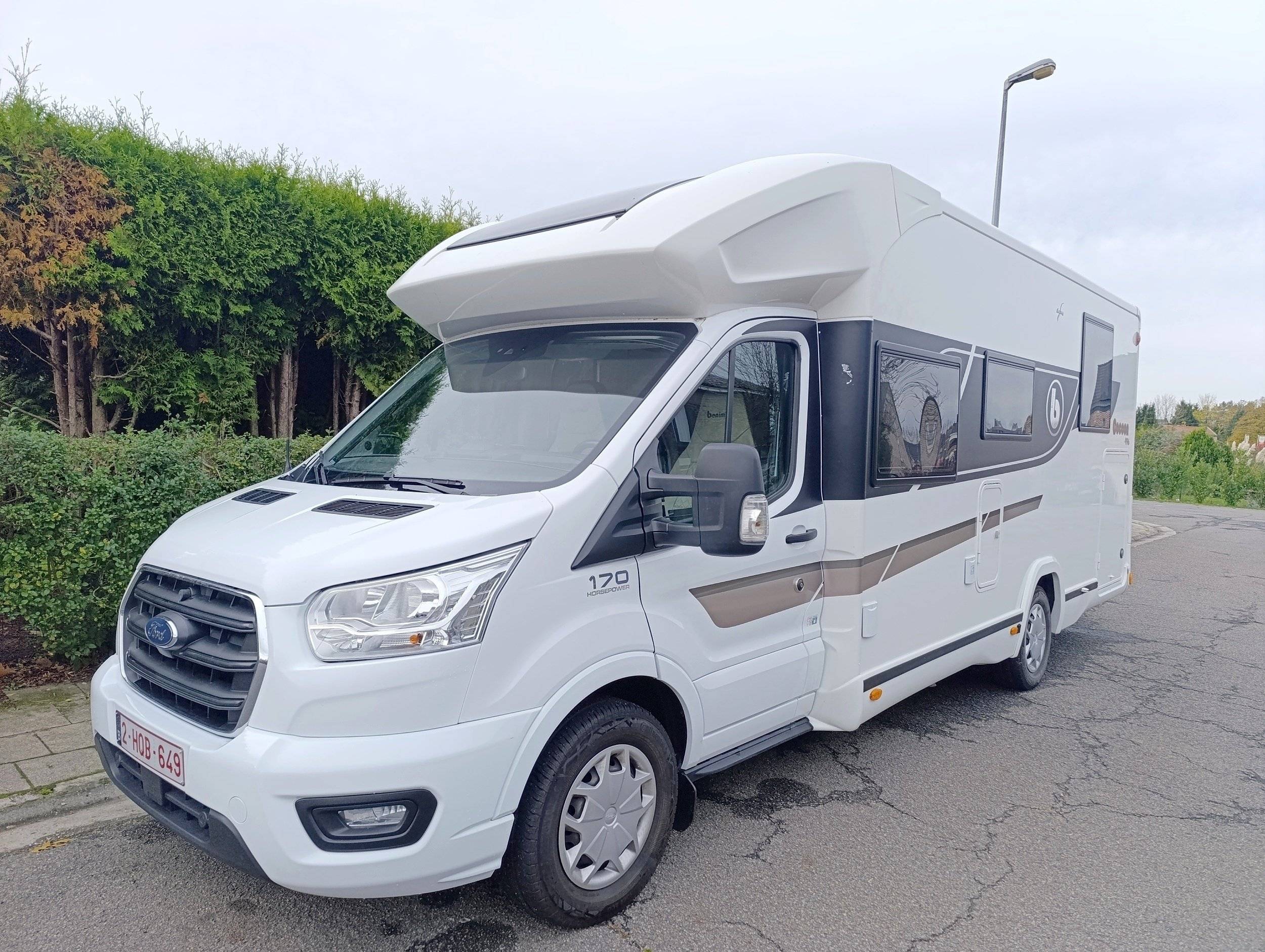 Voorkant 3/4 Ford ford transit - Yescapa