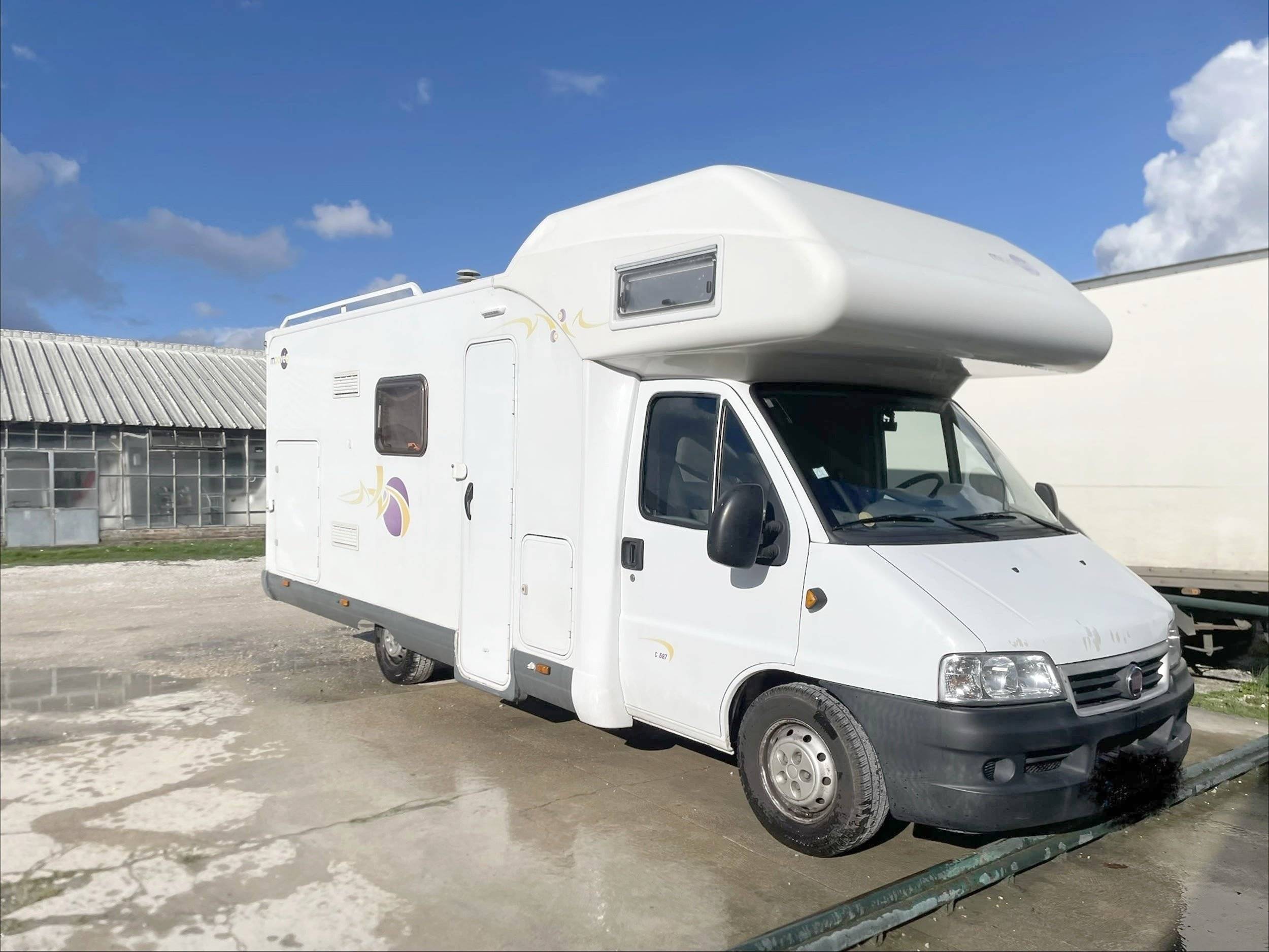 Vista frontale a ¾ Fiat Ducato 2.8 JTD - Yescapa