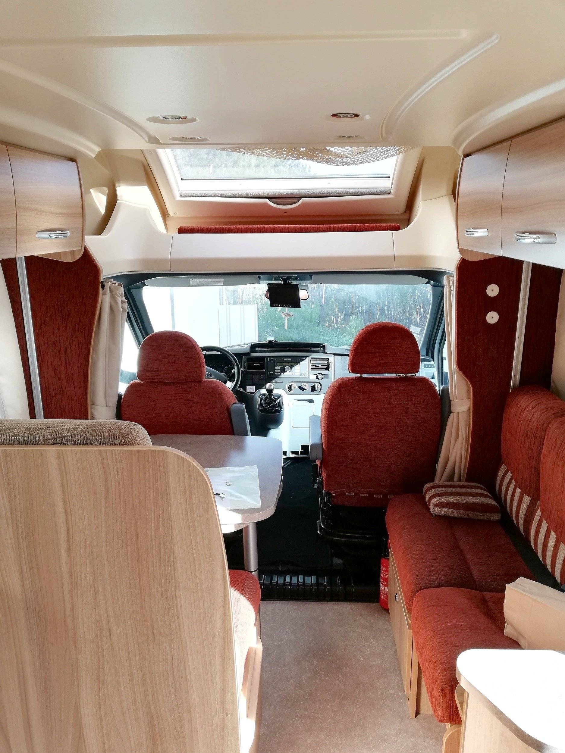Dining Area Ford Challenger - Yescapa