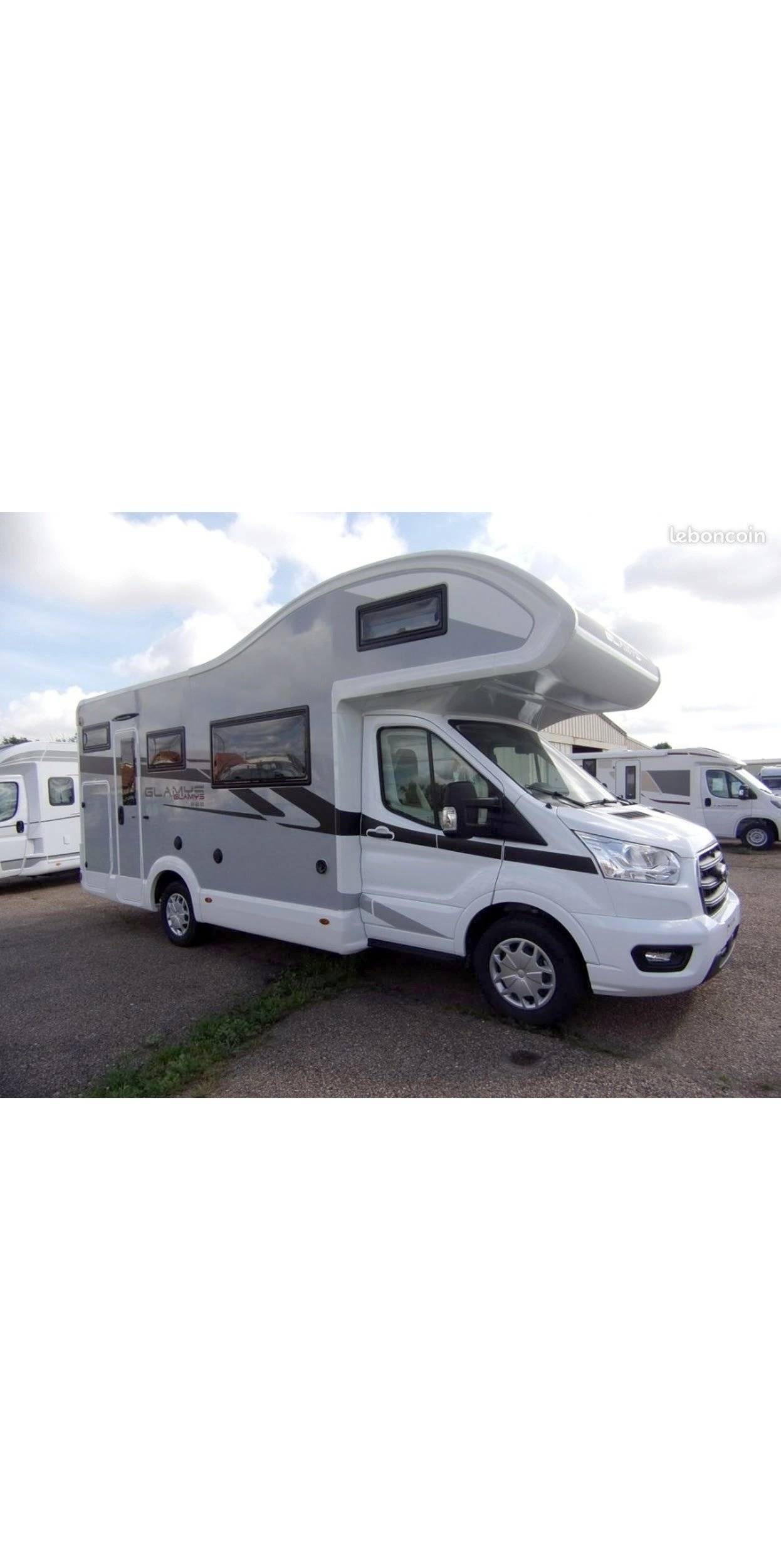 Vista del vehicle angle davanter Ford Transit 2,0 l 170 ch AUTOMATIC - Yescapa