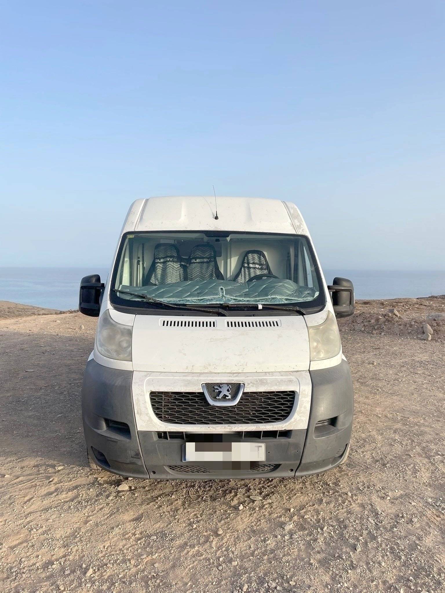 Vista frontale a ¾ Peugeot Boxer 2,2 l 130 ch - Yescapa