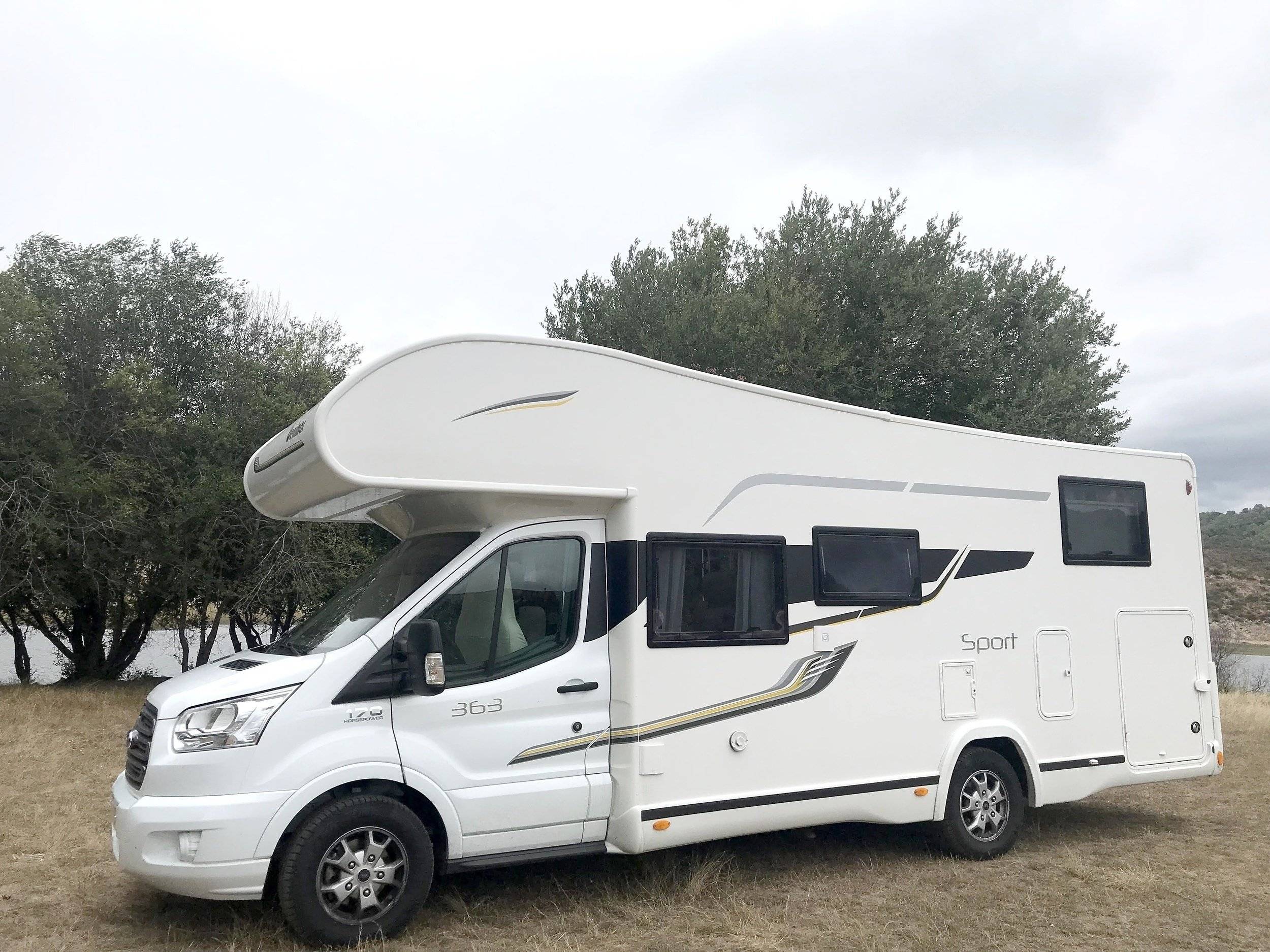 Front view from 3/4 Ford Sport 363 - Yescapa