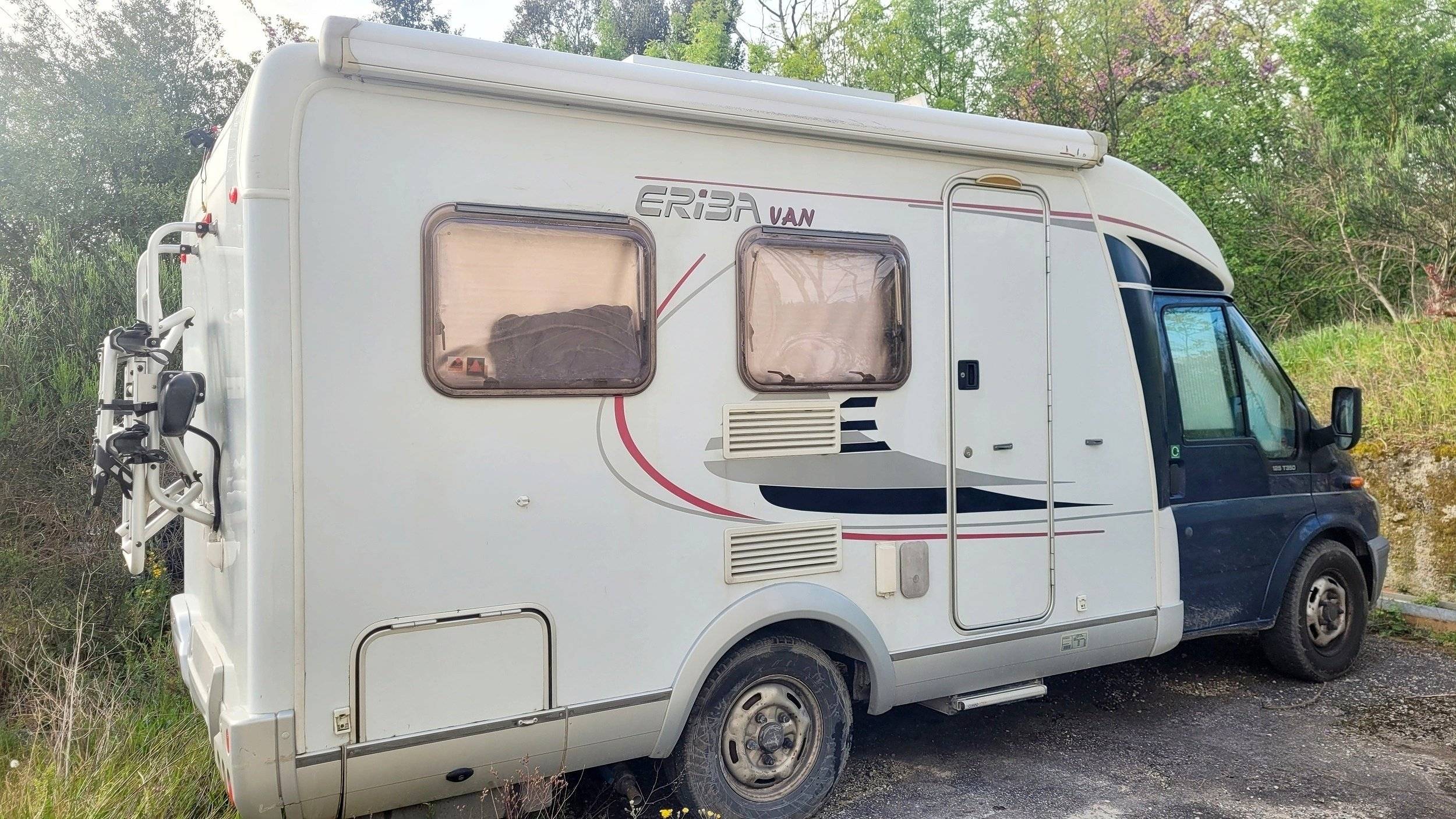 Vista del vehículo ángulo delantero Ford Transit - Yescapa