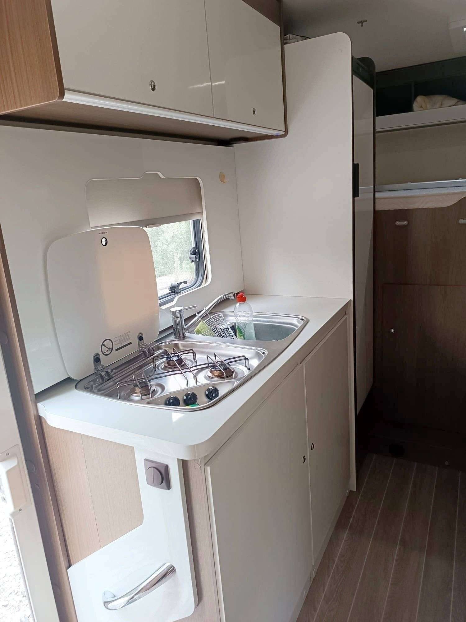Kitchen Ford Roller Team Kronos 284 tl - Yescapa