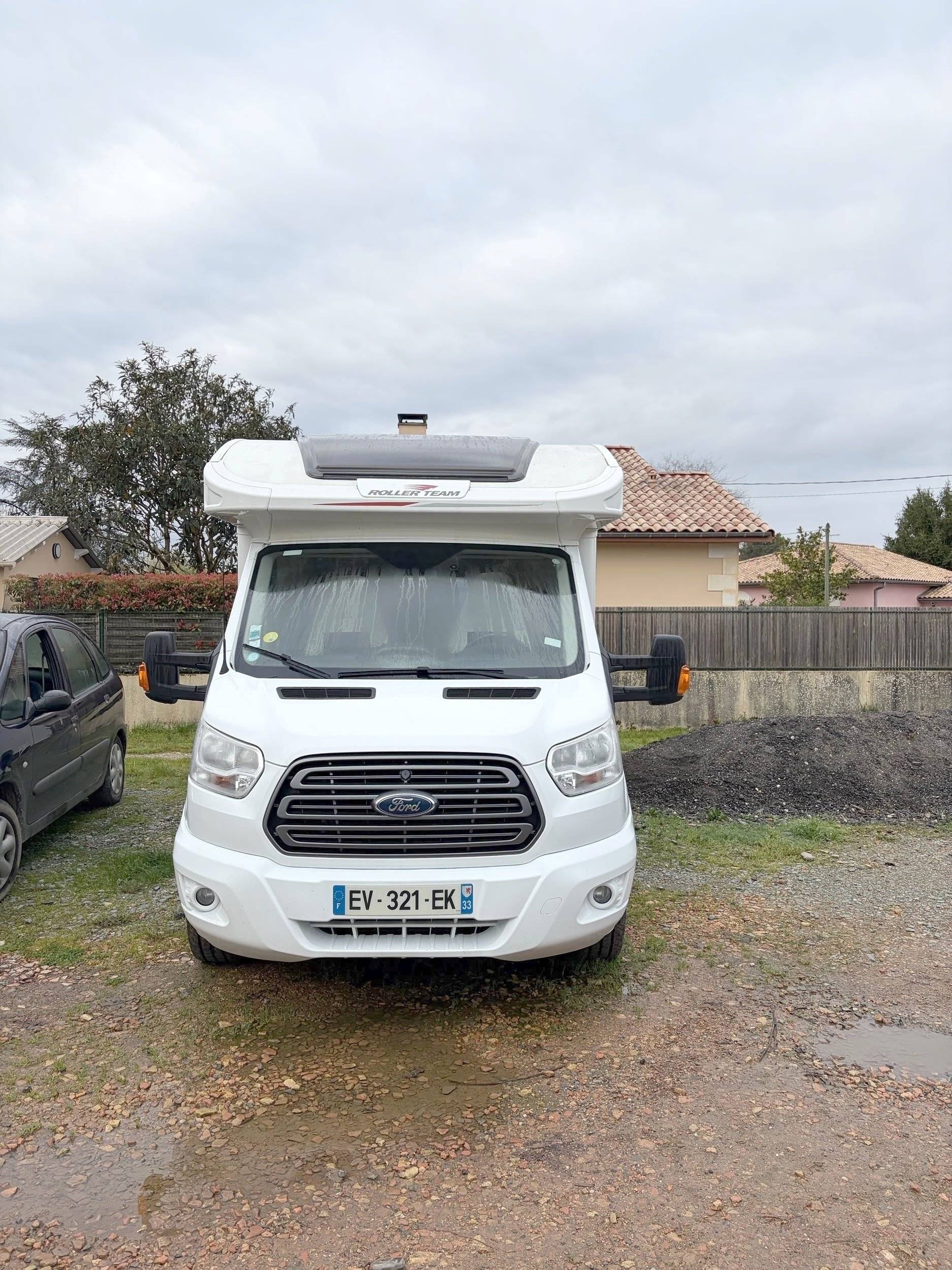 schräge Vorderansicht Ford Transit - Yescapa