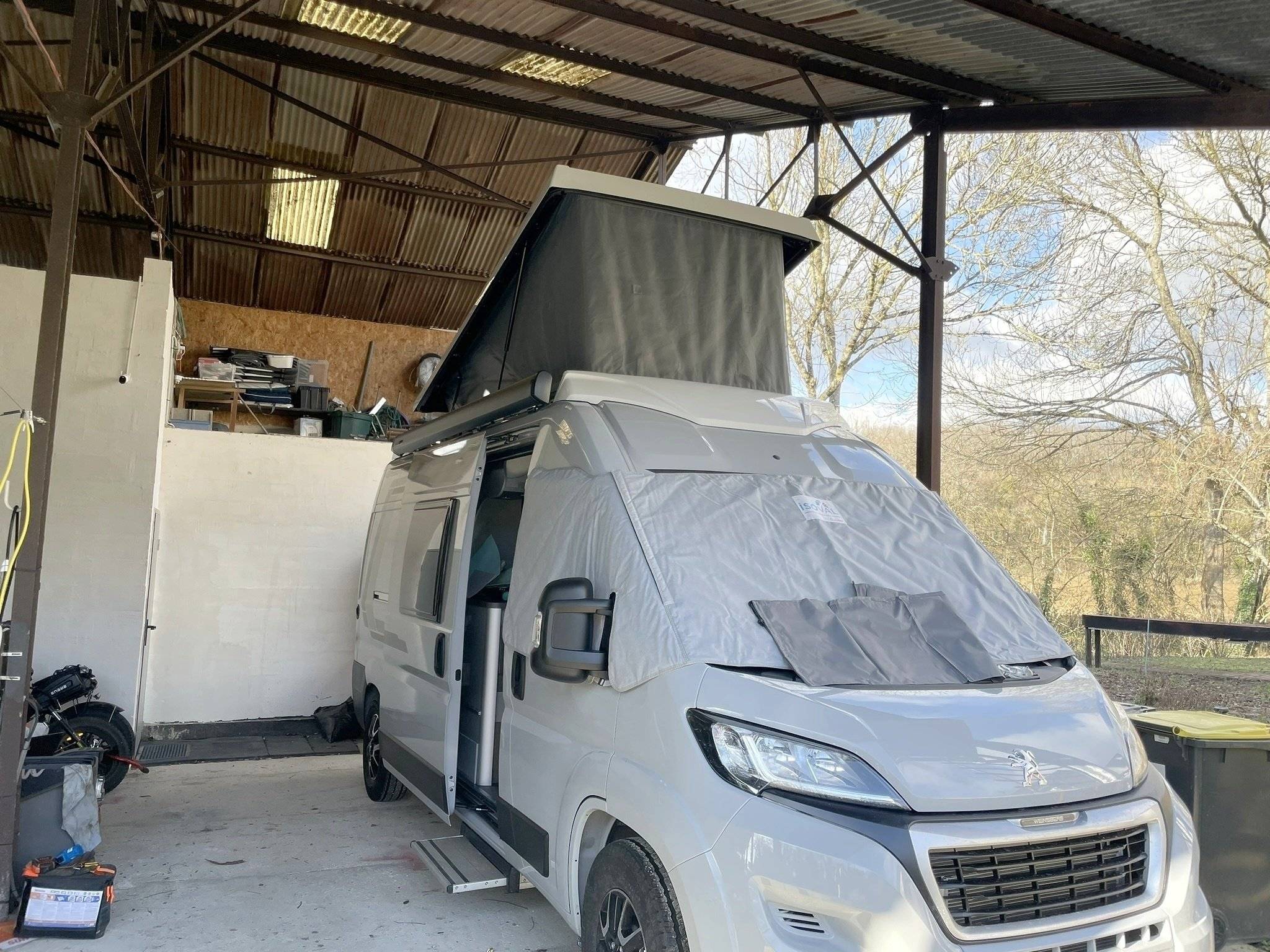 Vista de 3/4 Peugeot Boxer 2,2l HDI 165 PS - Yescapa