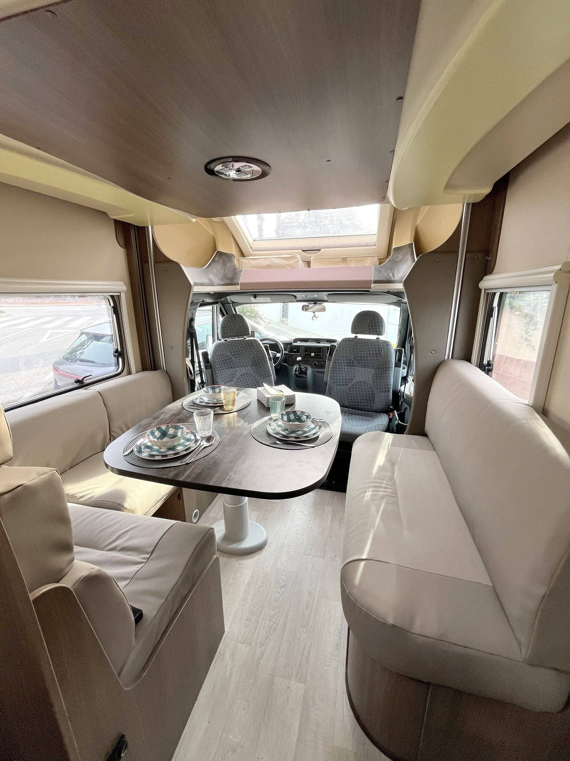 Dining Area Ford Transit 2,2 l 140 ch - Yescapa