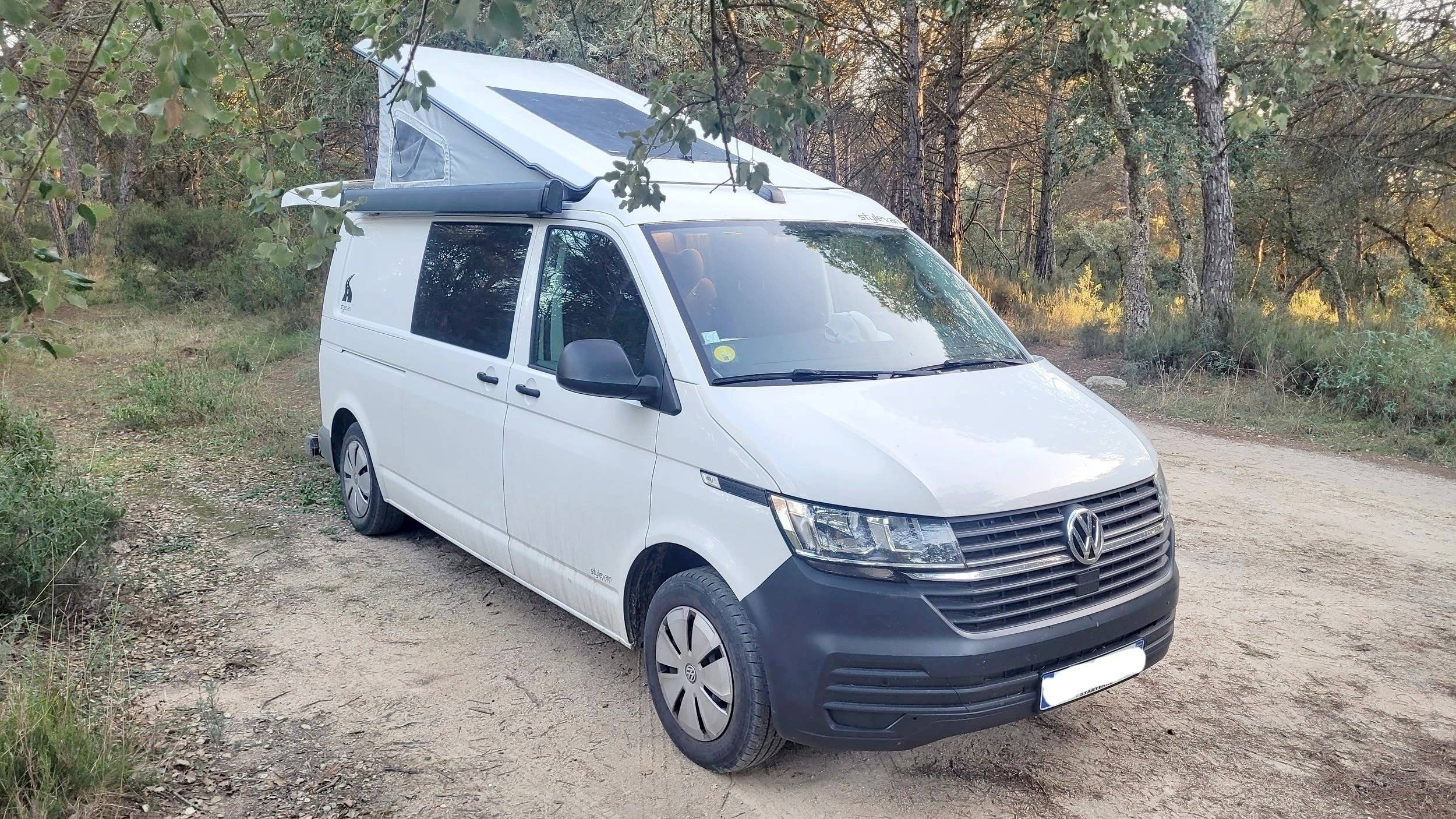schräge Vorderansicht Volkswagen T6.1 2.0 TDI 150ch DSG7 - Yescapa