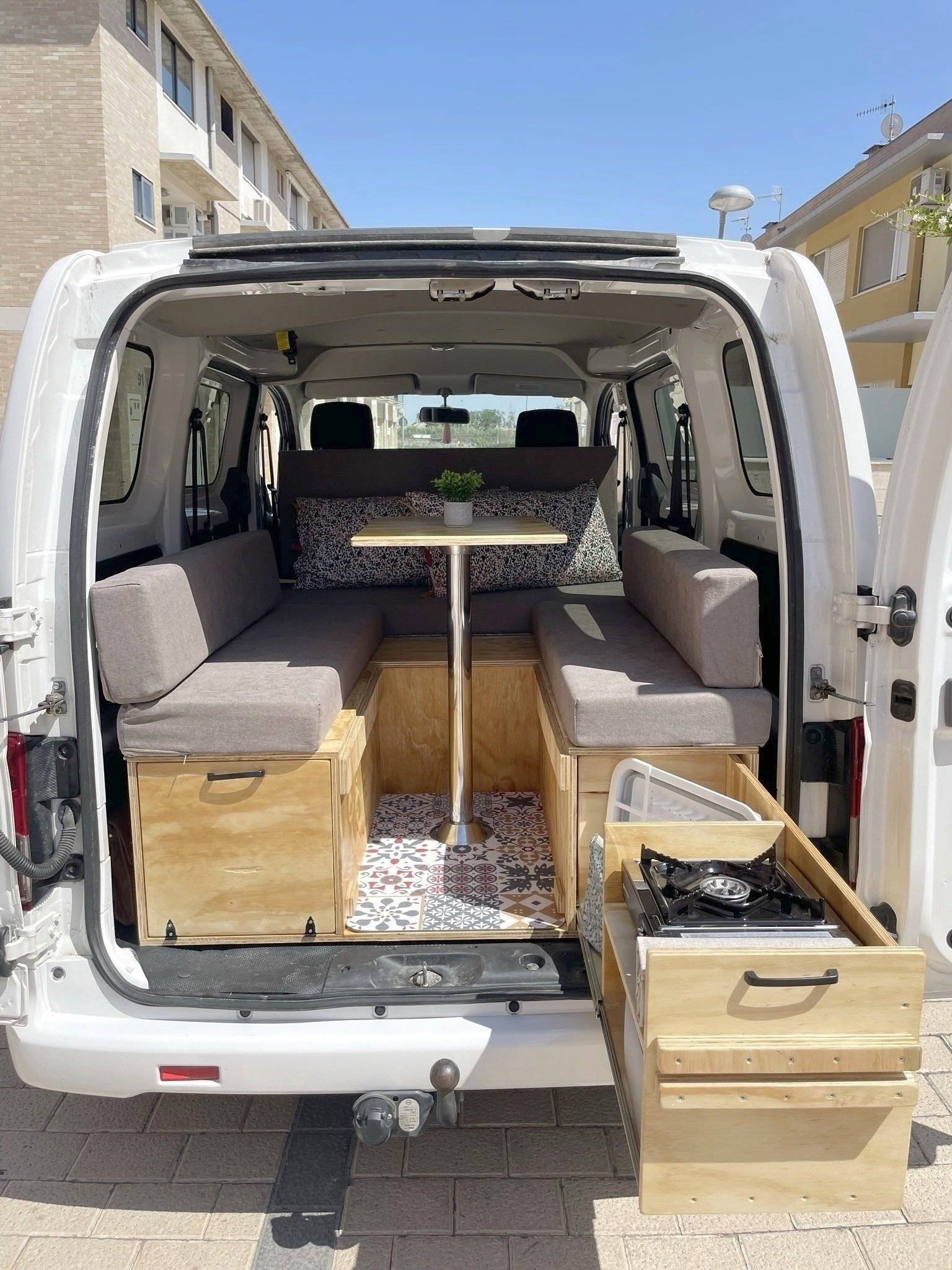 Dining Area Nissan NV200 - Yescapa