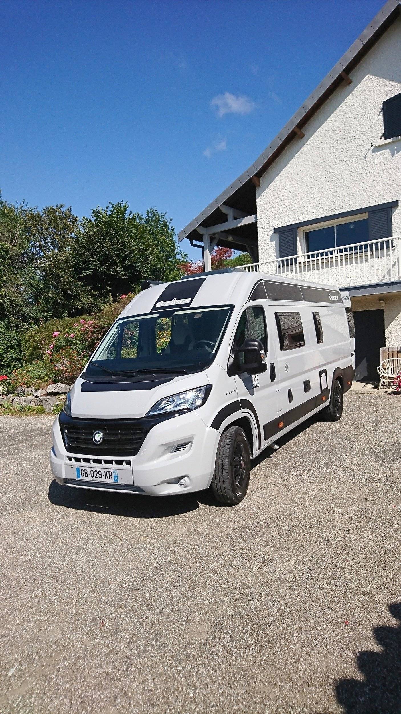 schräge Vorderansicht Fiat Ducato 2,3 l Multijet 130 ch. - Yescapa