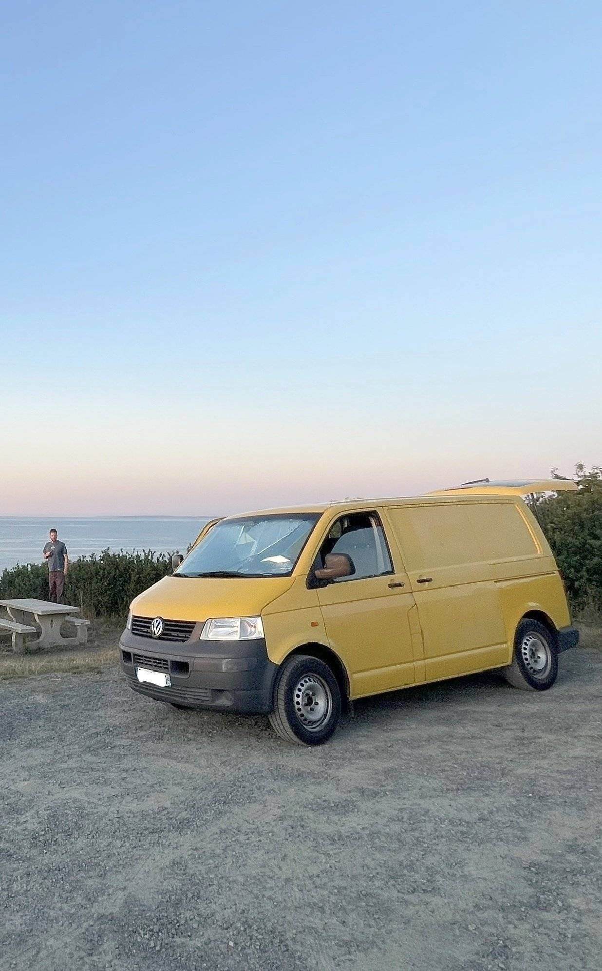 Front view from 3/4 Volkswagen - Yescapa