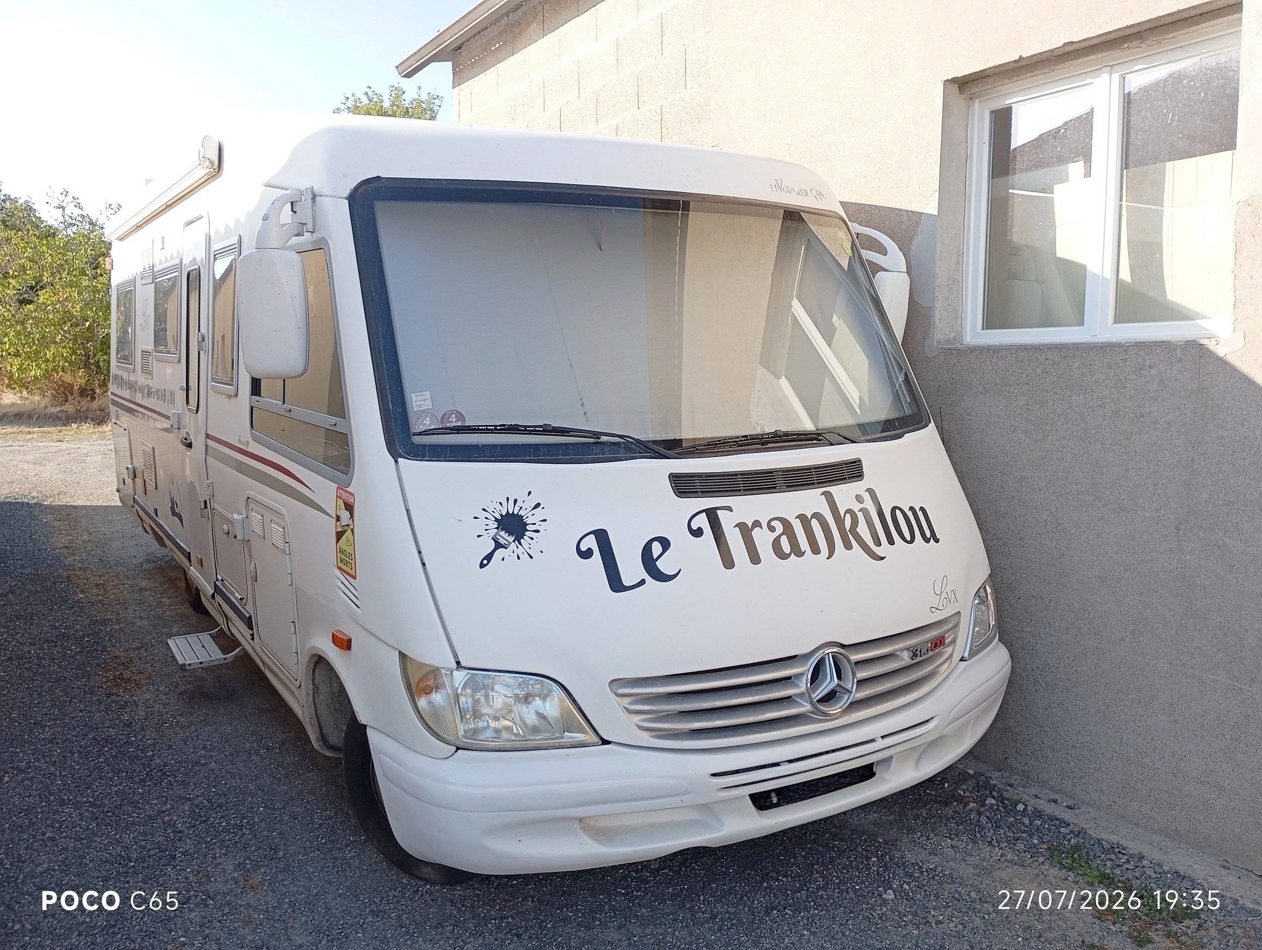 Front view from 3/4 Mercedes - Yescapa