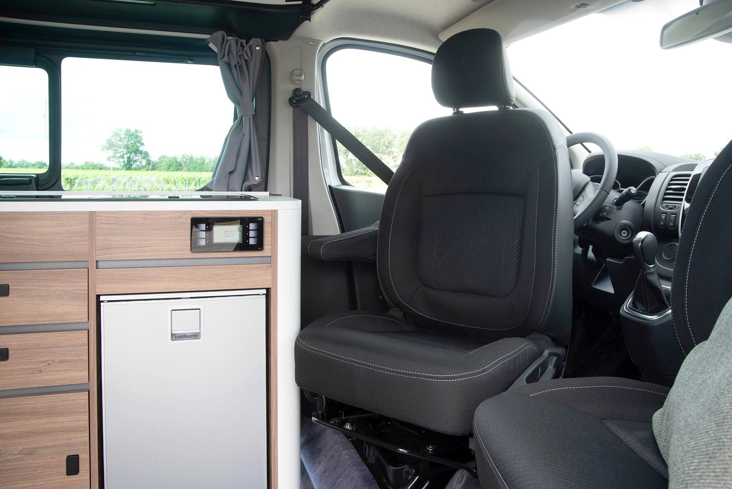Dining Area Renault Renault trafic cm font t vendome - Yescapa