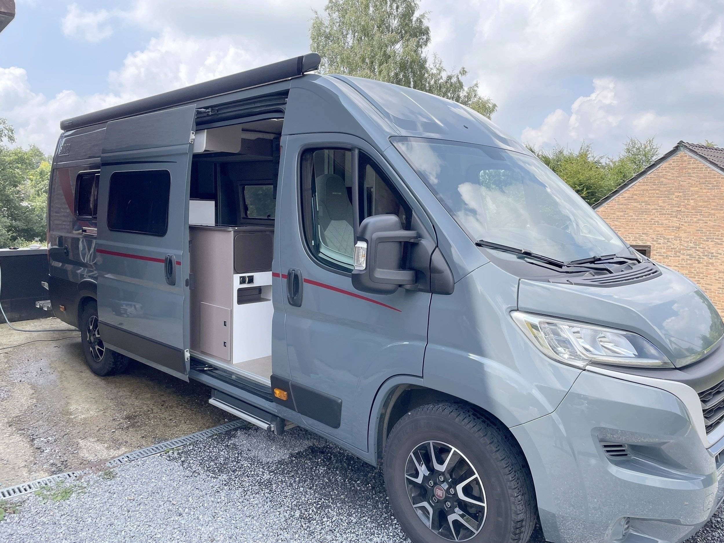 Vue avant de 3/4 Fiat Fiat ducato - Yescapa
