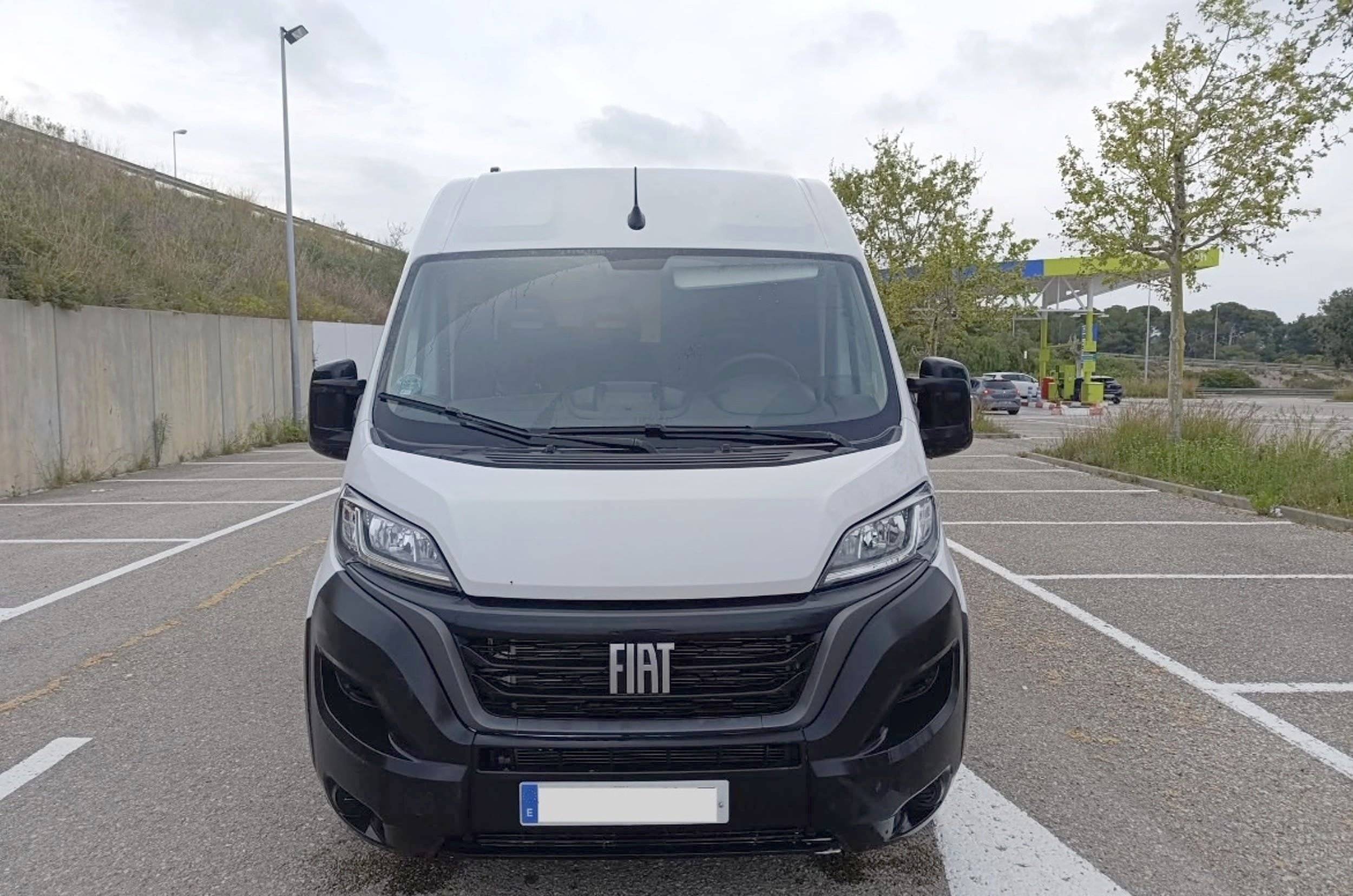 Vista del vehicle angle davanter Fiat DUCATO 2.3 MULTIJET 140CV - Yescapa
