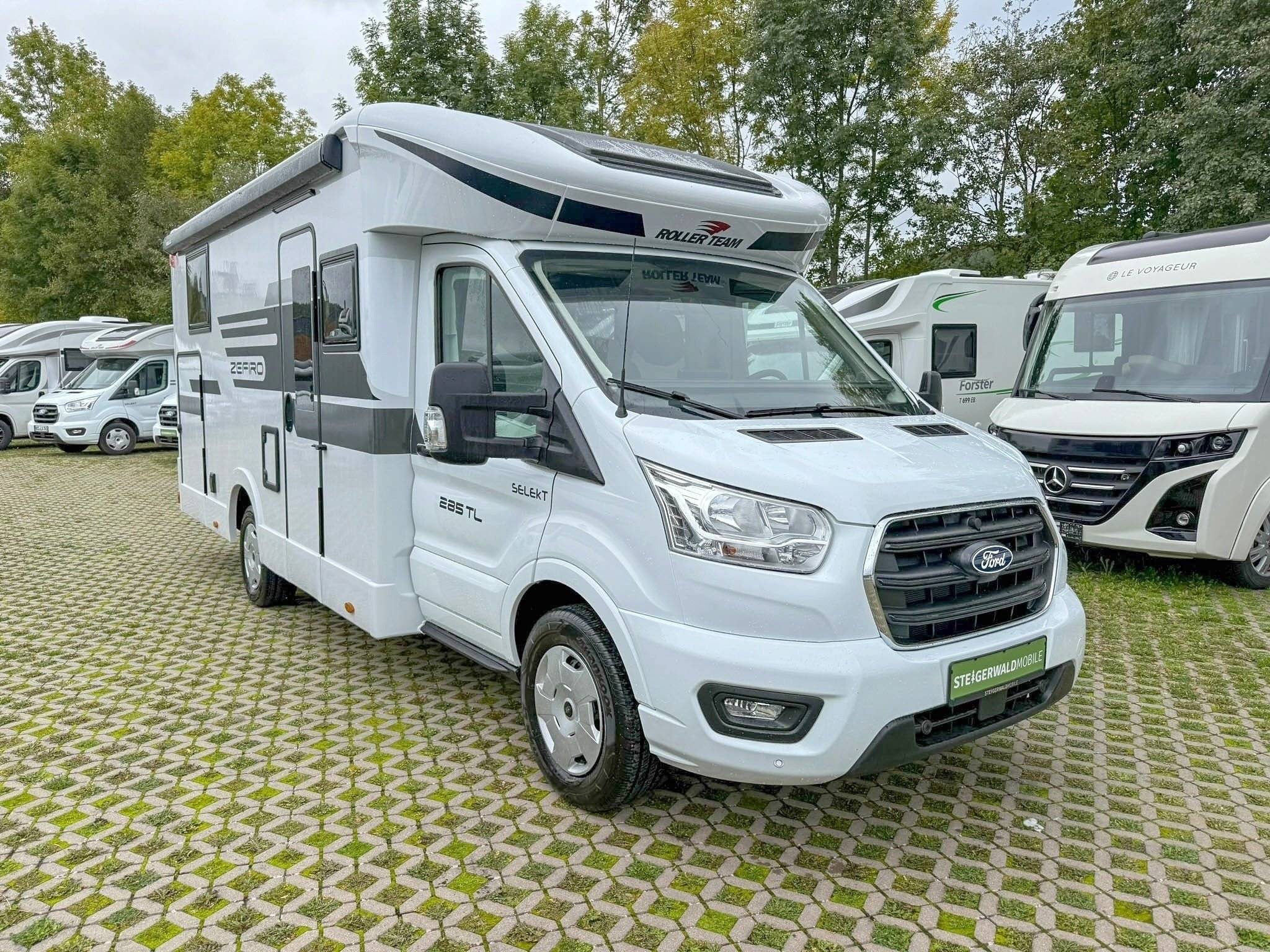 schräge Vorderansicht Ford Transit 2,0 l 170 ch - Yescapa