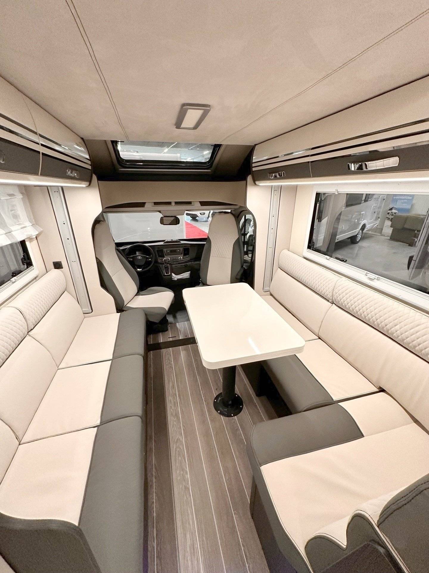 Dinette Ford ford transit 170 automatique - Yescapa