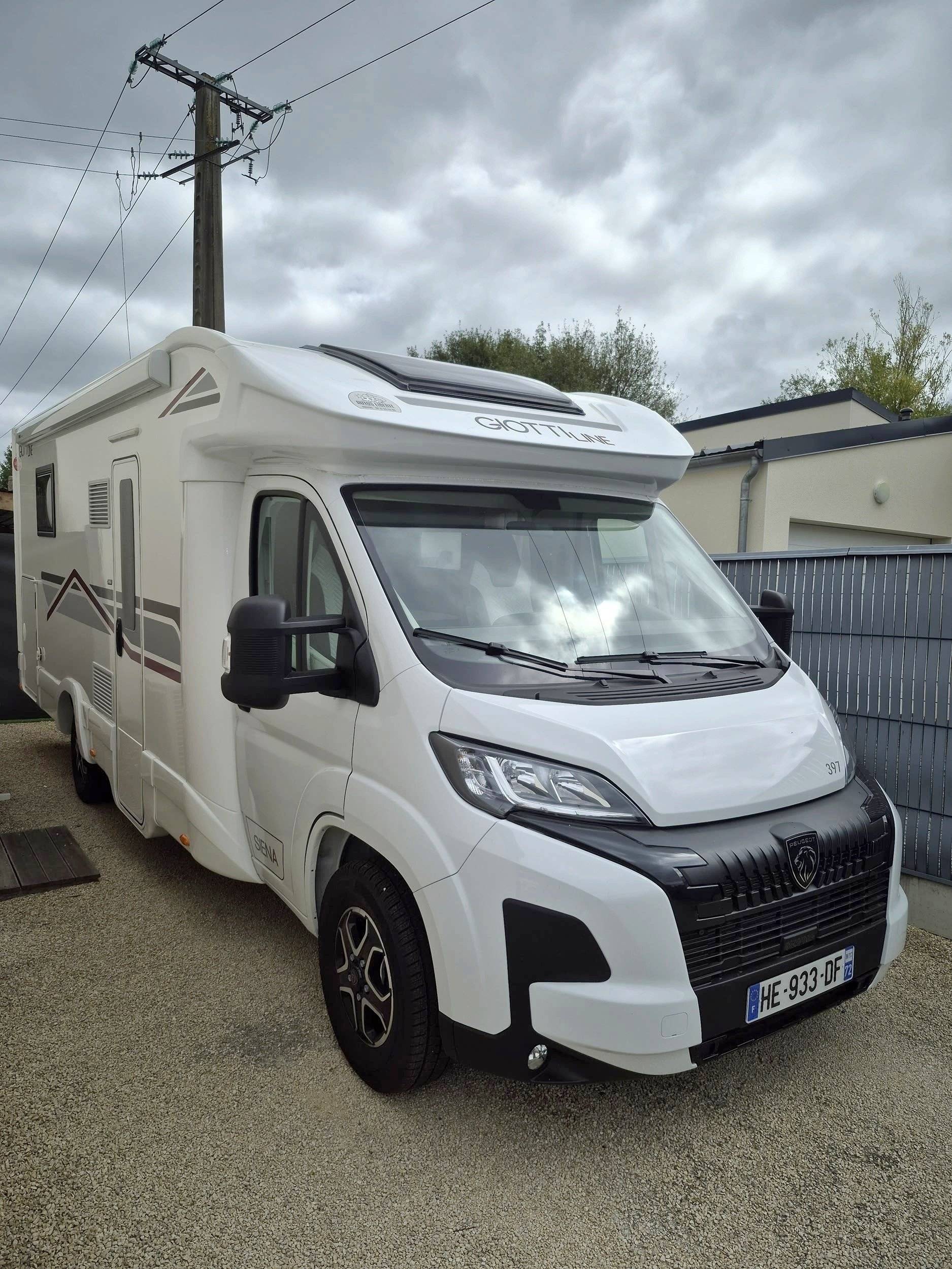 Front view from 3/4 Peugeot 2.2 140Bhp HDI - Yescapa