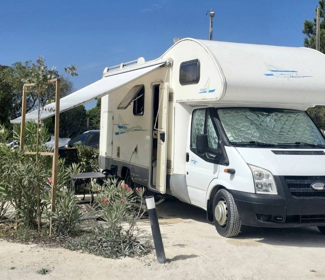 Vue avant de 3/4 Ford - Yescapa