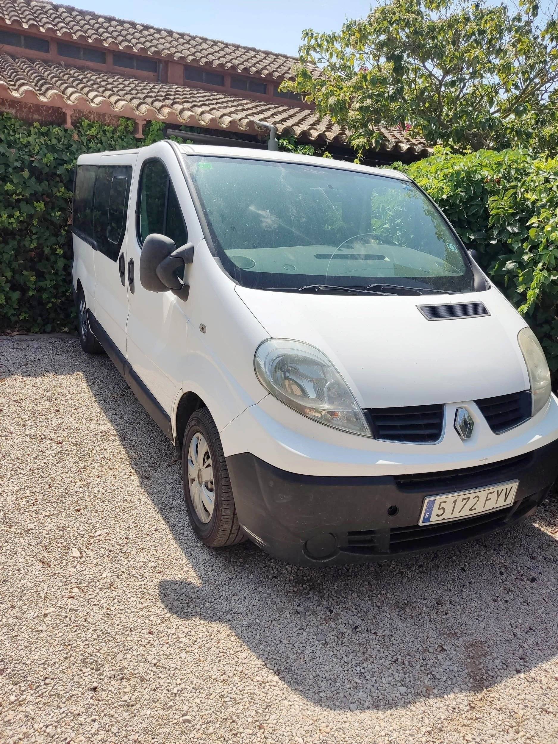 Front view from 3/4 Renault Trafic 2,0 l dCi 115 ch - Yescapa