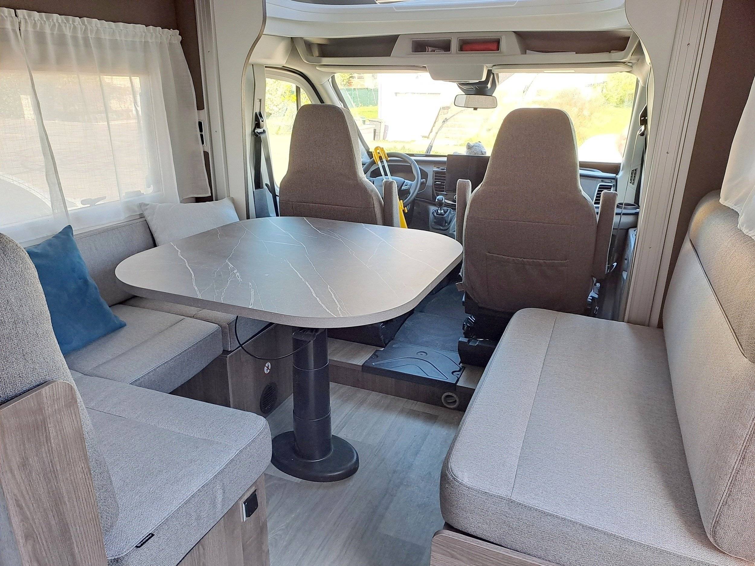 Dining Area Ford ford transit - Yescapa