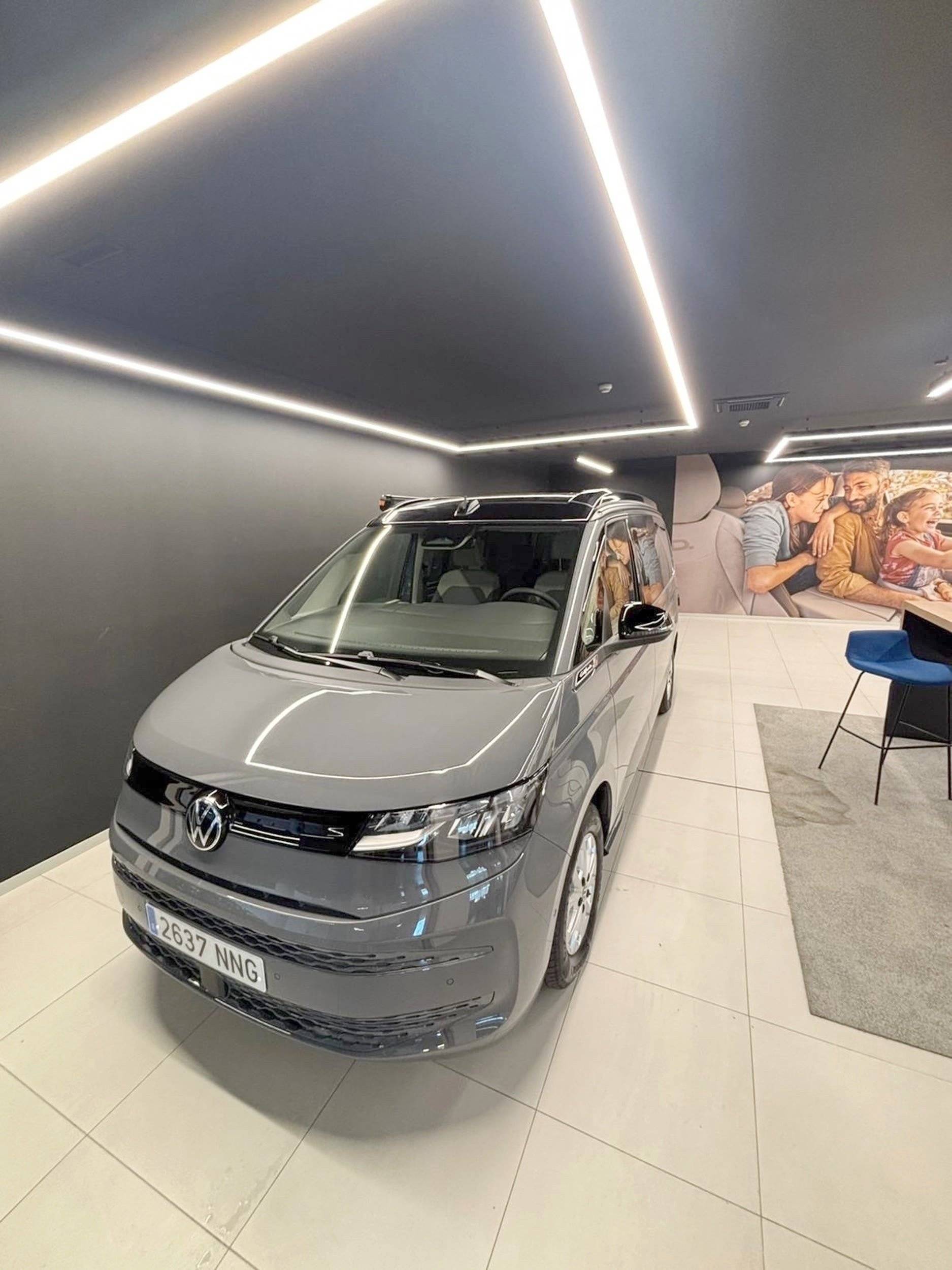Vista del vehicle angle davanter Volkswagen CALIFORNIA beach camper TDI 150 DSG - Yescapa