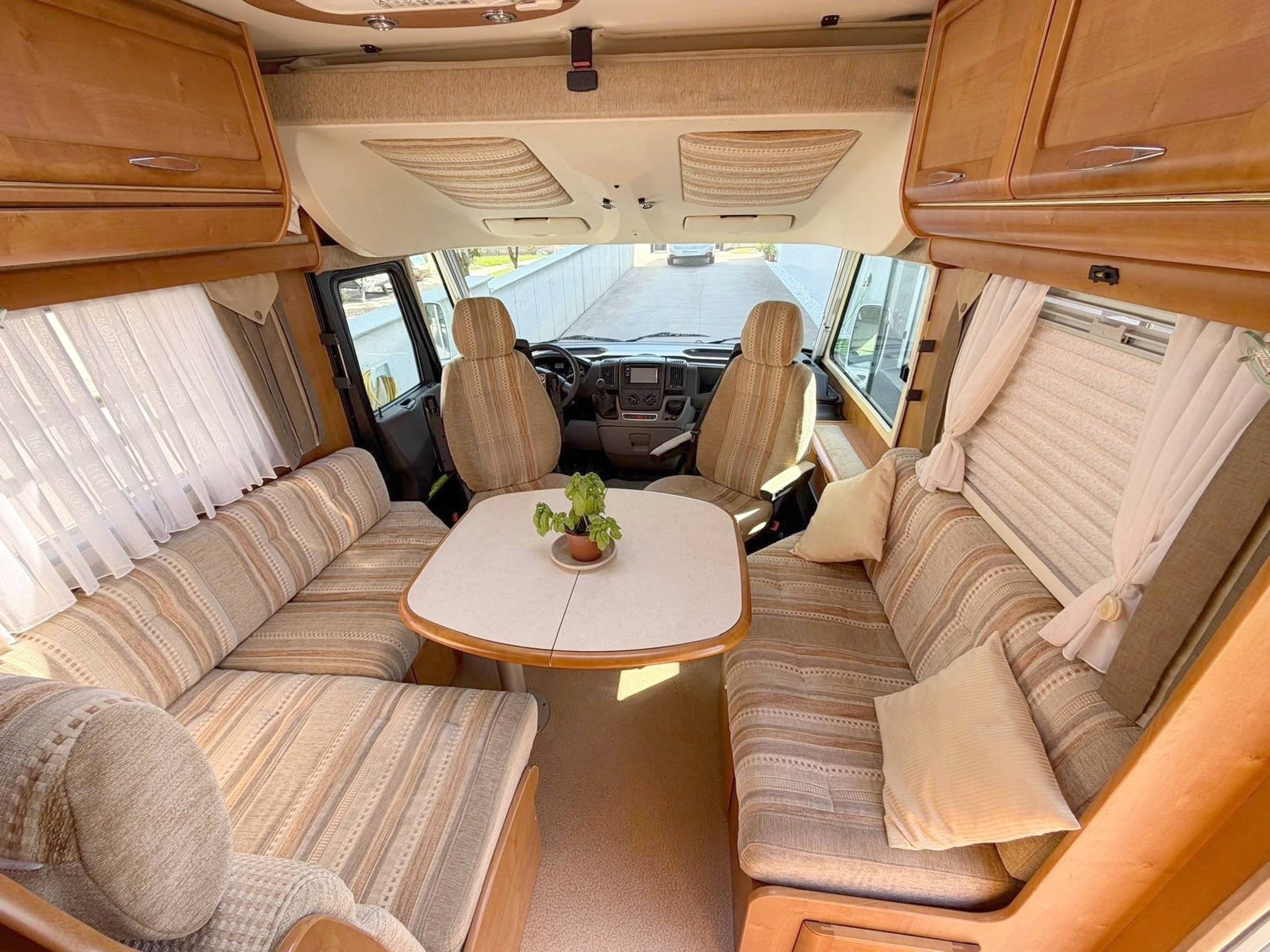 Área de jantar Fiat Ducato 2,3 130 ch - Yescapa