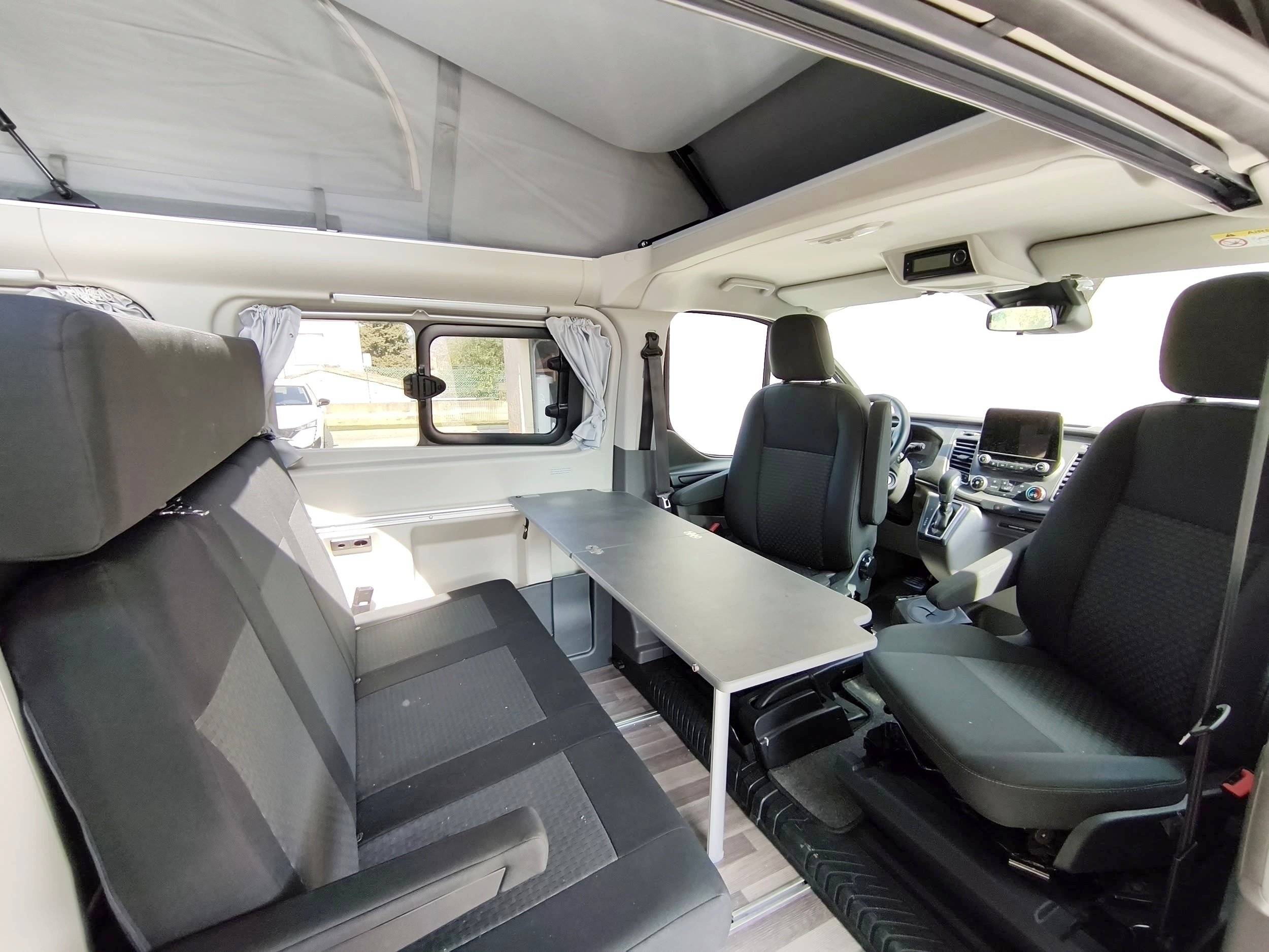 Dinette Ford Transit Custom Nugget 320 L1H1 Camper - Yescapa