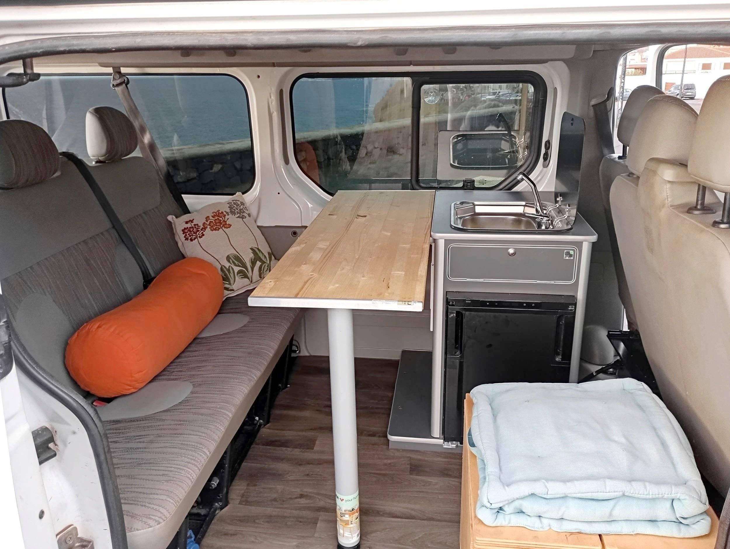 Dining Area Nissan Primastar l2h1 115ch - Yescapa