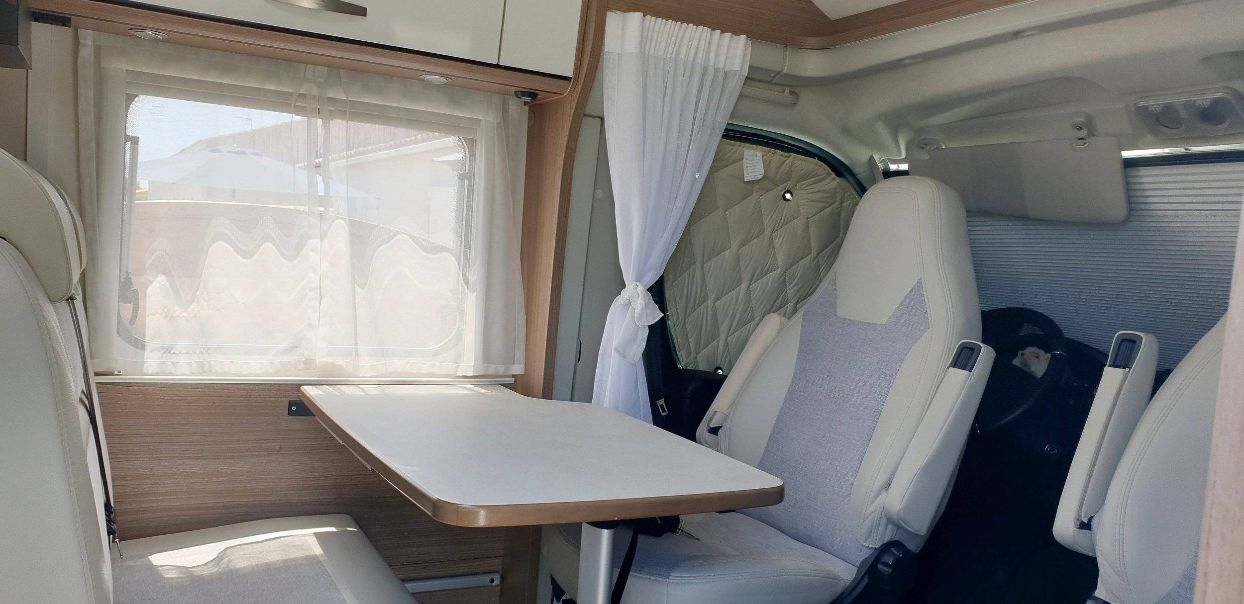 Área de jantar Citroën Jumper 2,0 l 110 ch - Yescapa