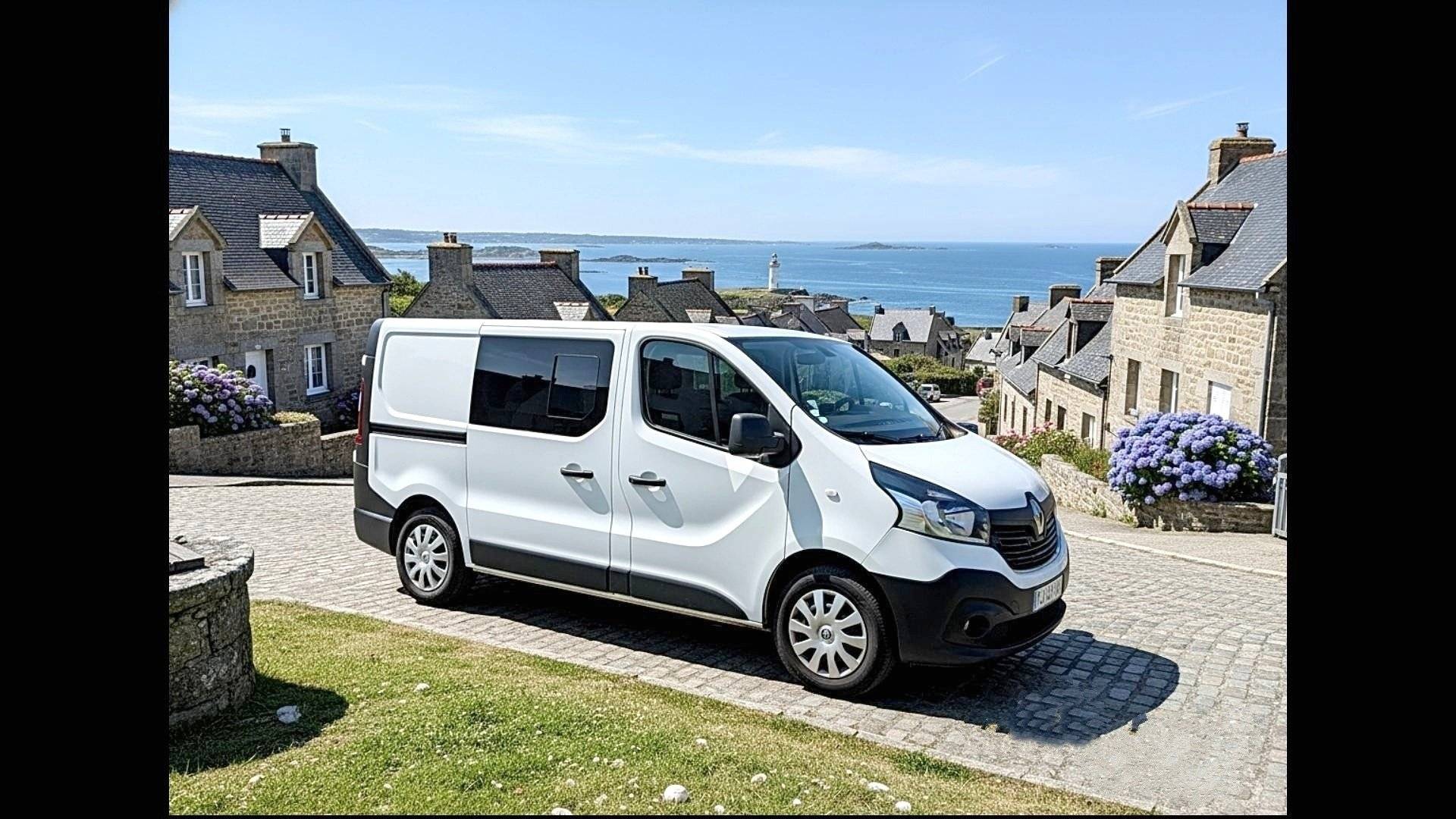 Vista de 3/4 Renault Trafic DCI 95 Grand confort - Yescapa