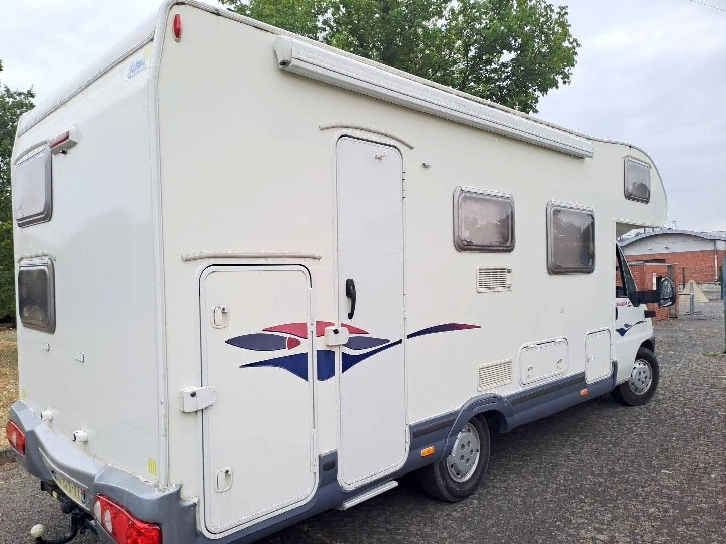 Vue avant de 3/4 Fiat Ducato 2.8 JTD - Yescapa